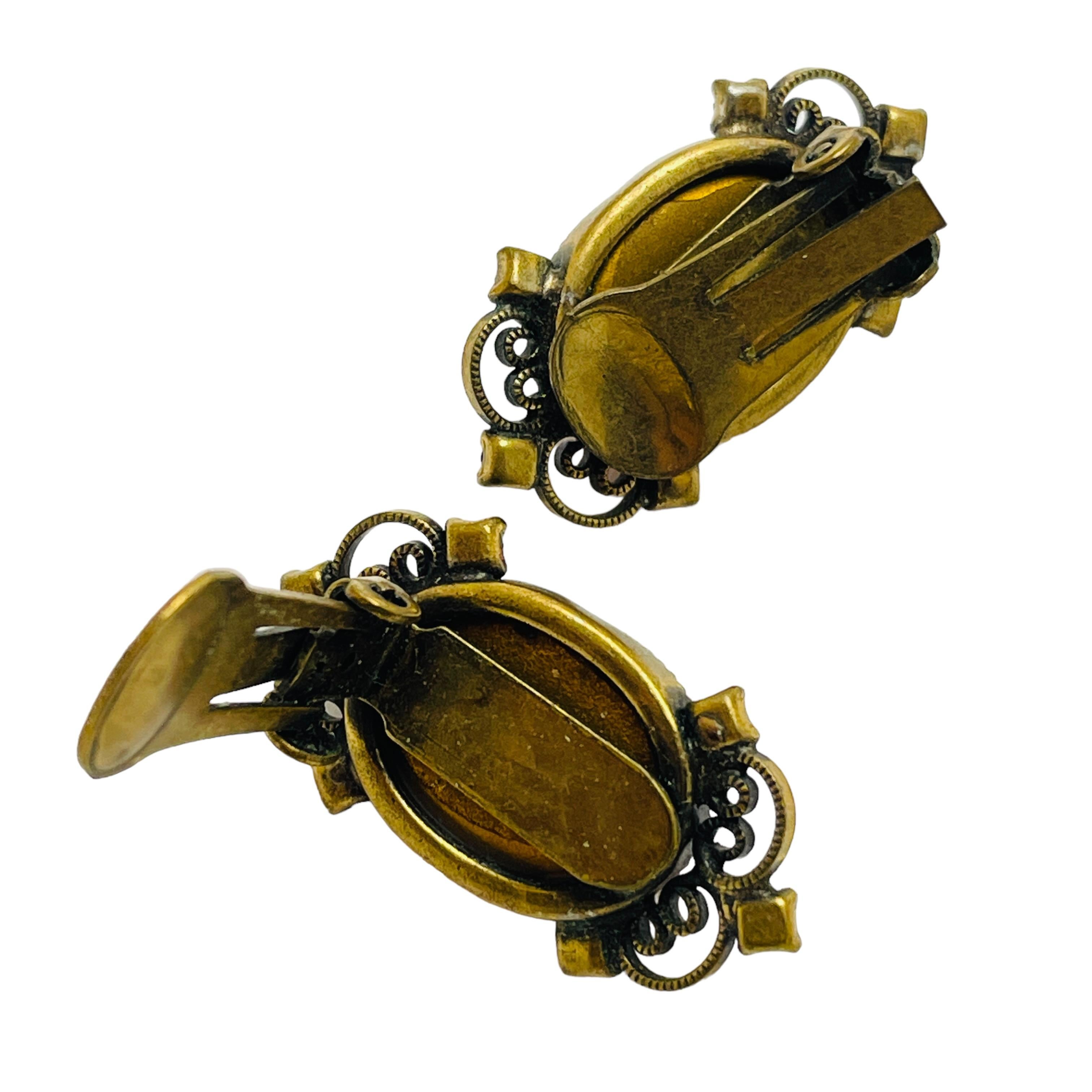 Vintage gold tone amber glass stones designer clip on earrings In Good Condition For Sale In Palos Hills, IL