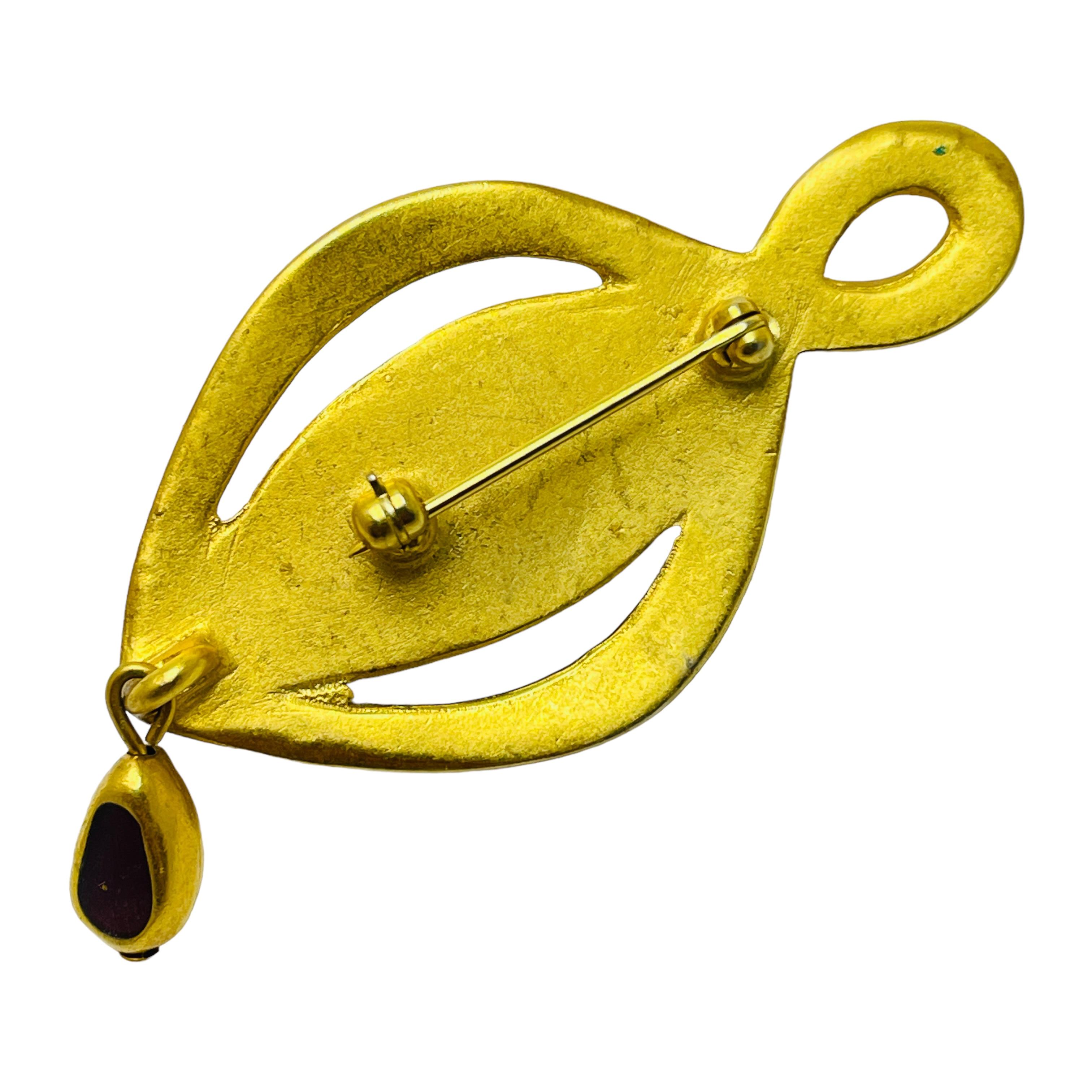 Vintage gold tone amethyst purple poured glass designer brooch In Good Condition For Sale In Palos Hills, IL