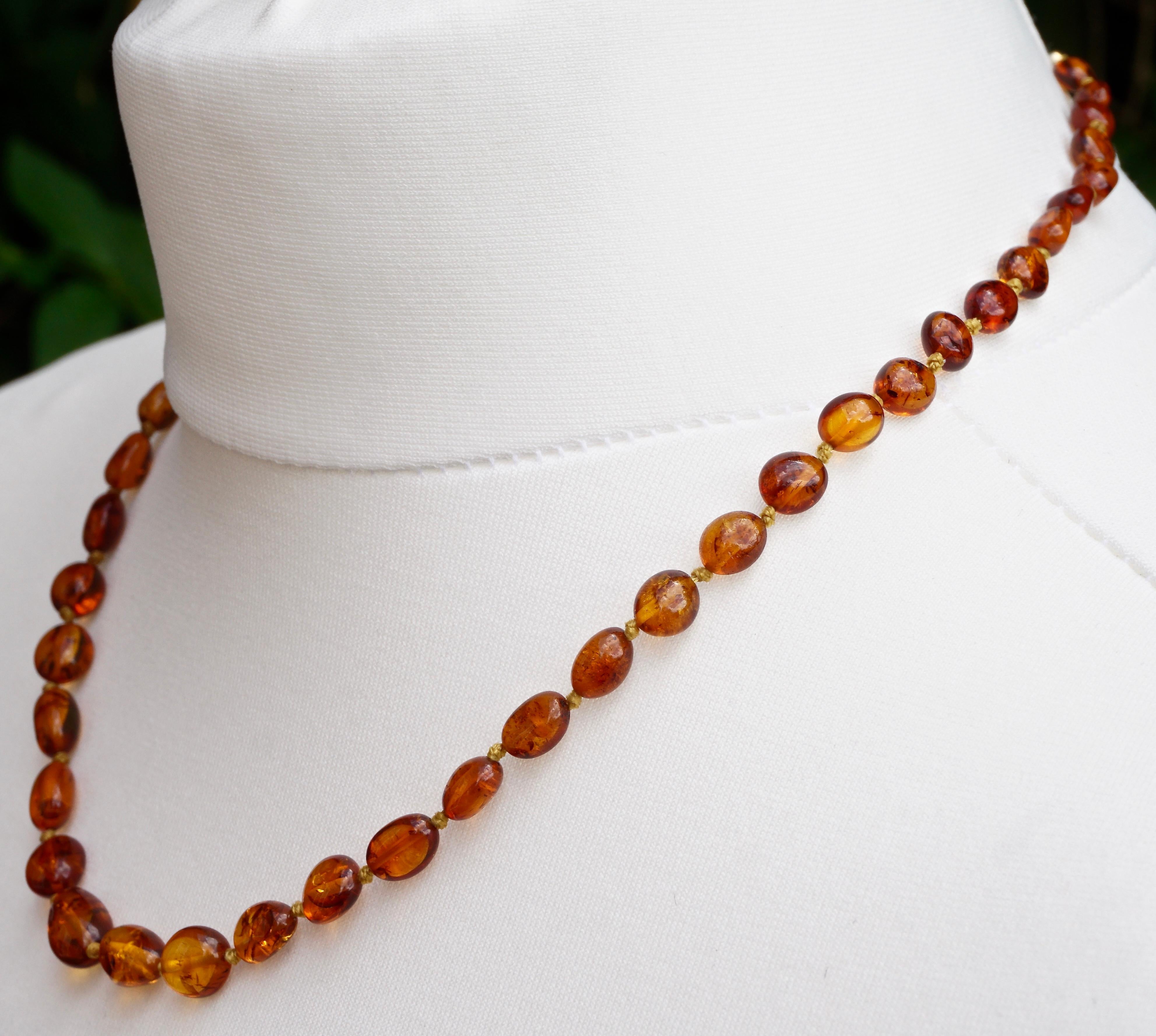 Vintage Gold Tone and Dark Honey Amber Knotted Beads Necklace In Good Condition In London, GB