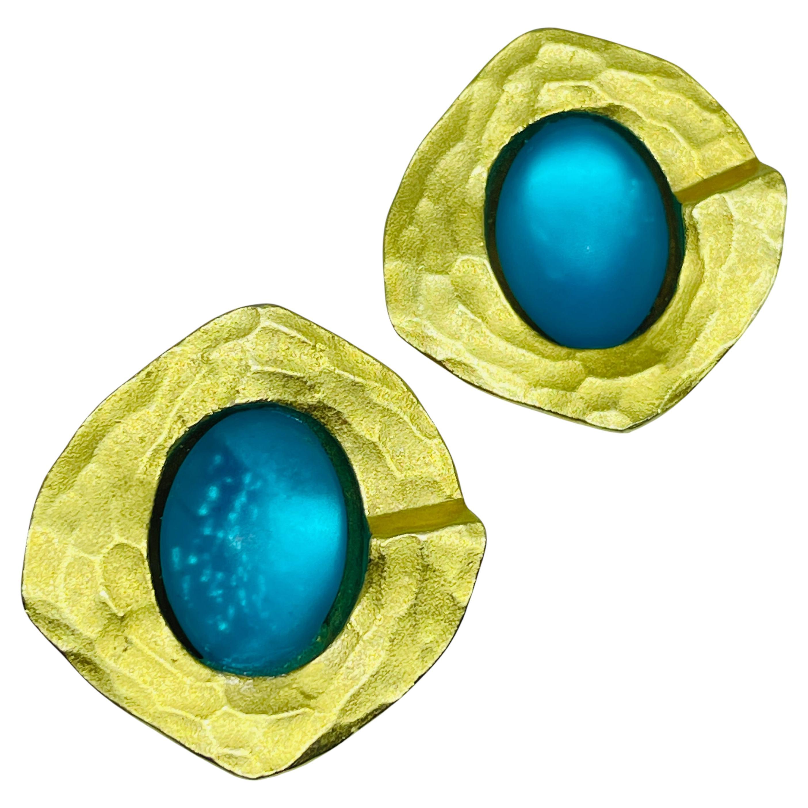 Vintage Gold Ton Aqua Cabochons Designer Clip auf Ohrringe im Angebot