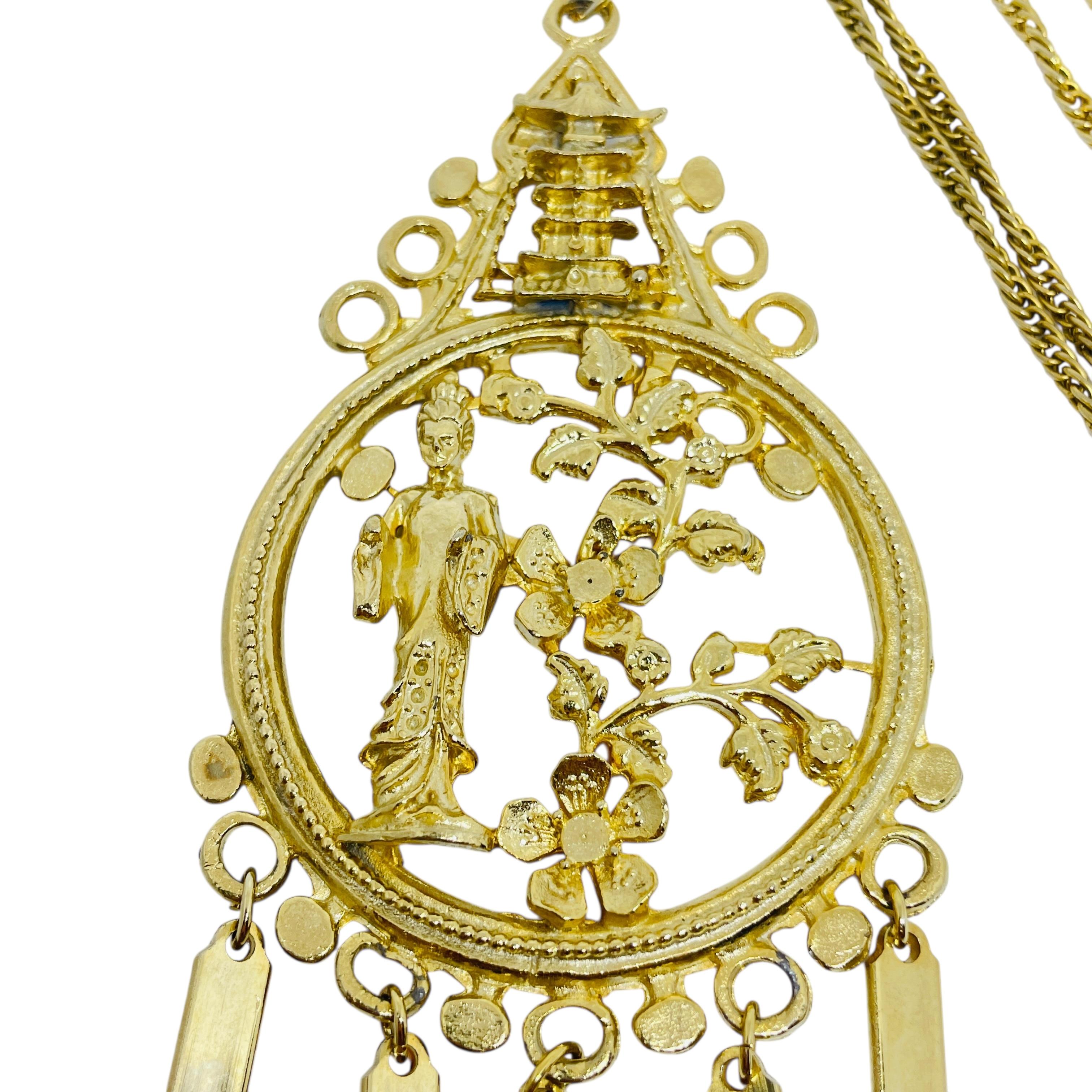Collana vintage con ciondolo a catena di design geisha pagoda asiatica in tonalità oro in vendita 1