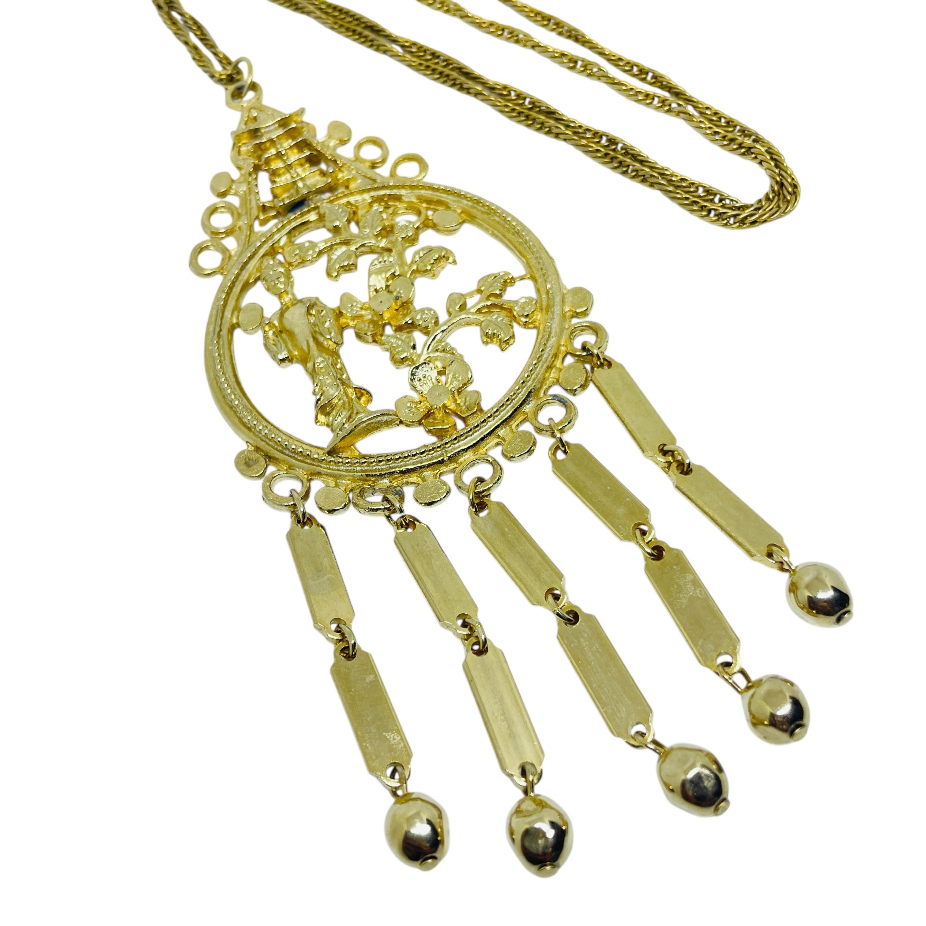 Collana vintage con ciondolo a catena di design geisha pagoda asiatica in tonalità oro in vendita 2