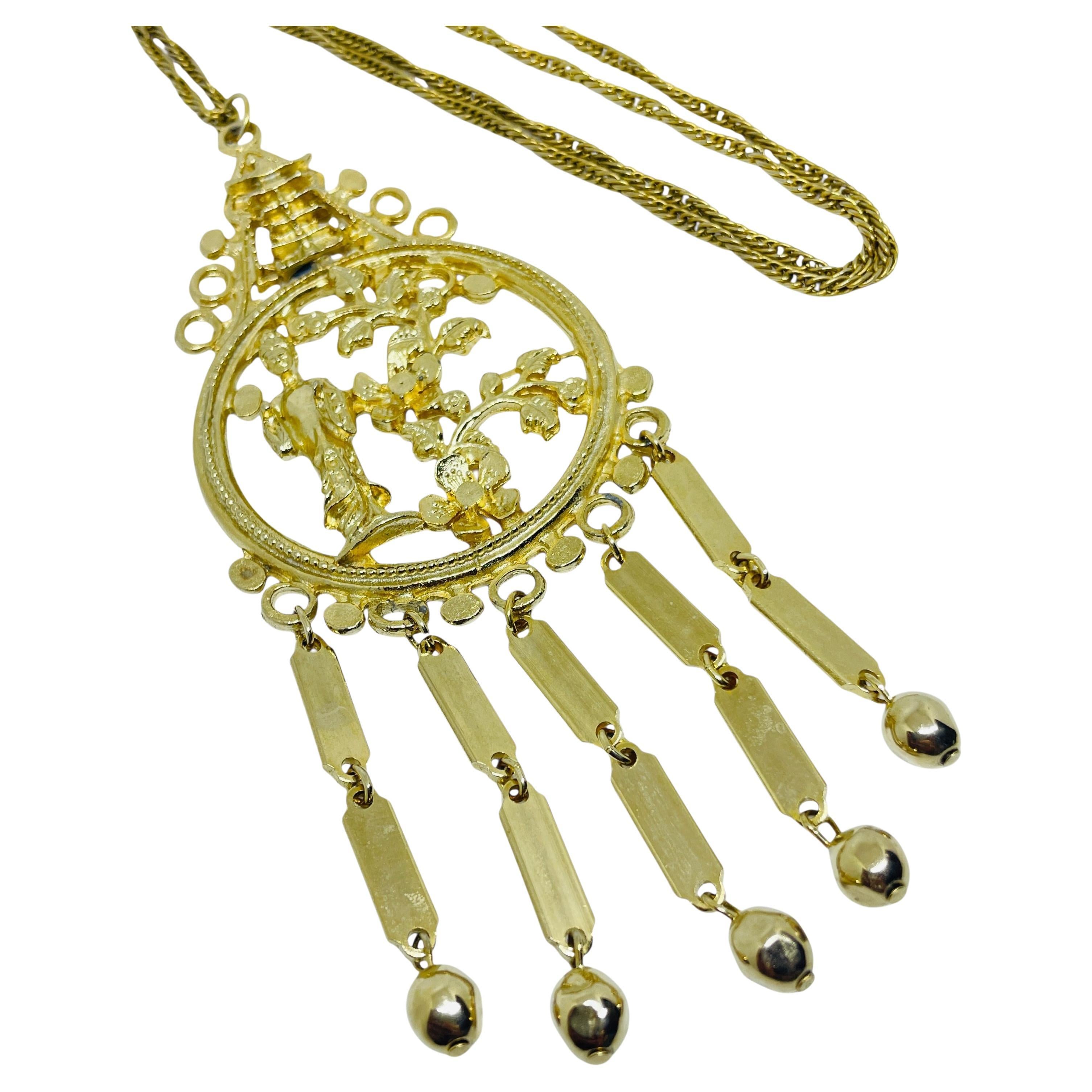 Collier vintage avec pendentif en forme de pagode de geisha asiatique en ton or.