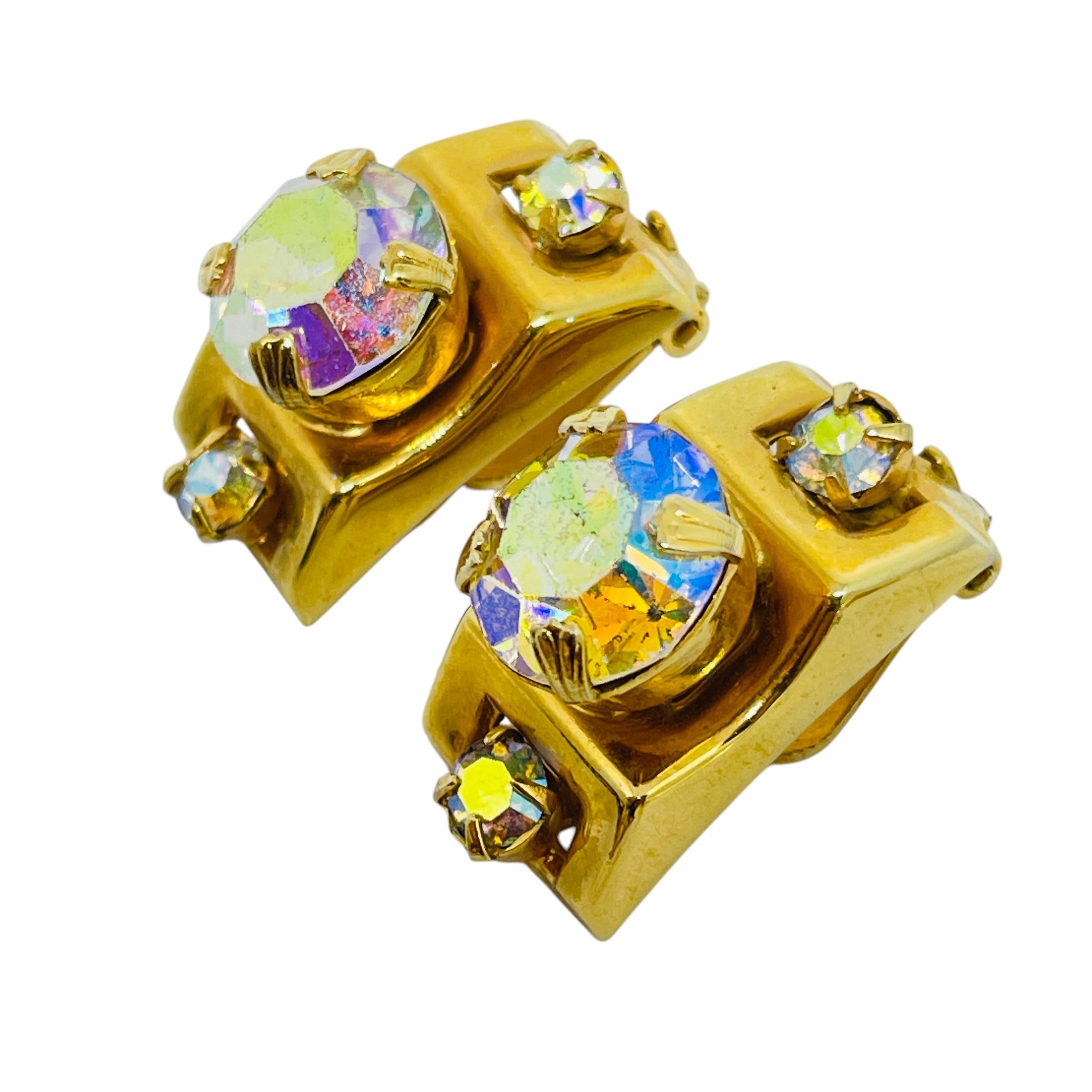 DETAILS

• unsigned

• gold tone  with glass

• vintage designer earrings 

MEASUREMENTS

•

CONDITION

• very good vintage condition with minimal signs of wear

Sku 51

❤️❤️ VINTAGE DESIGNER JEWELRY ❤️❤️

❤️❤️ ALEXANDER’S BOUTIQUE ❤️❤️