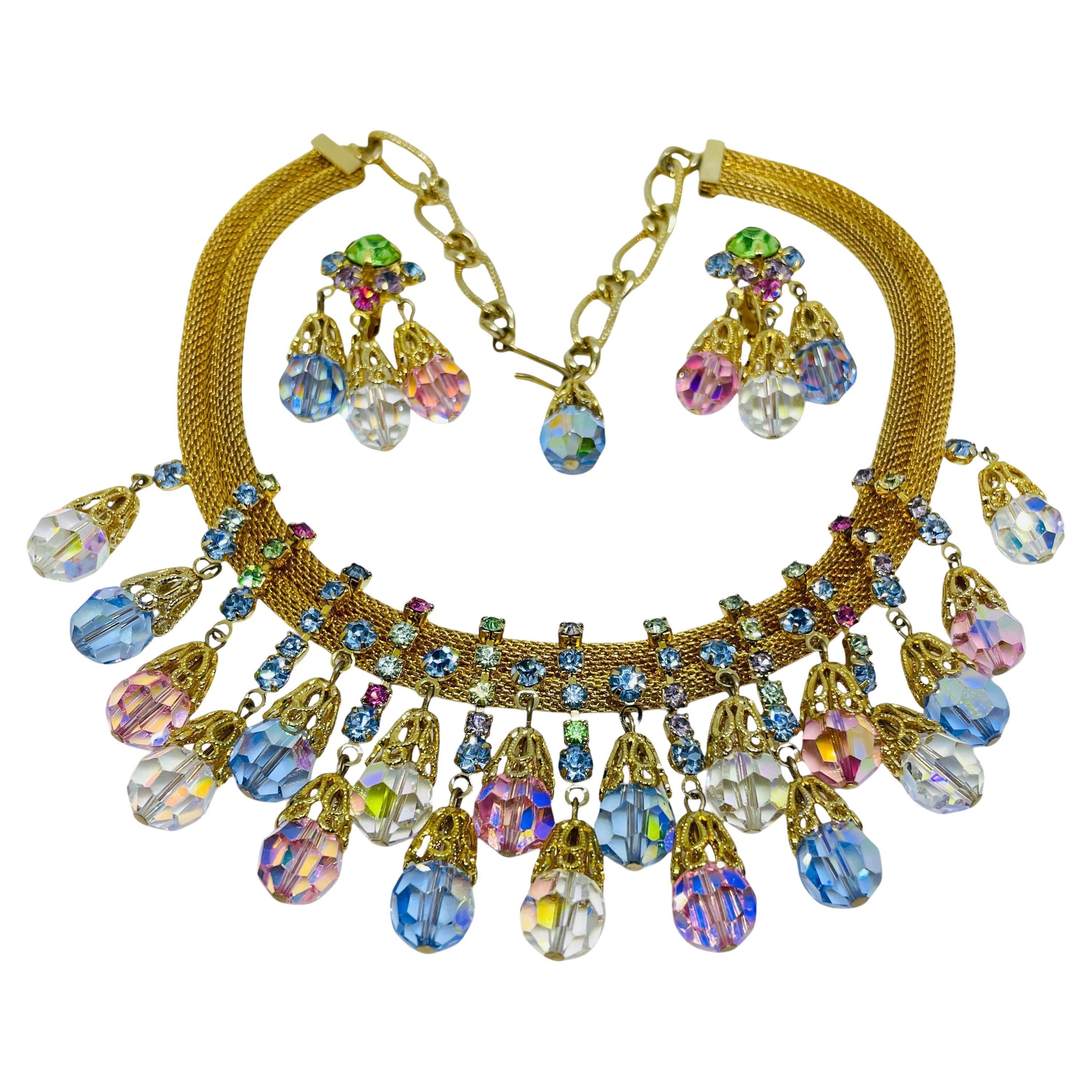 How do you identify vintage brooches?