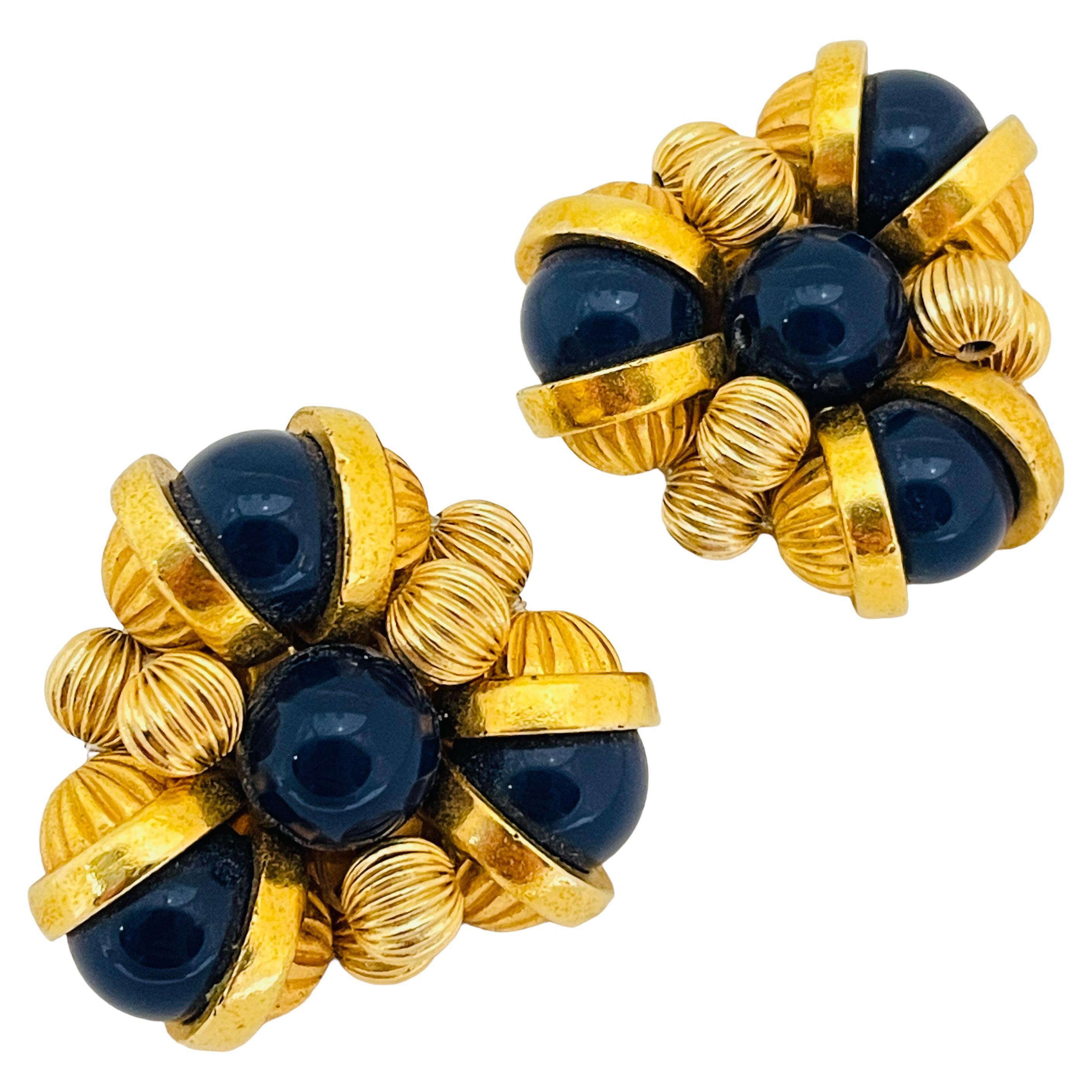Boucles d
oreilles clip vintage avec perles noires et tonalités d
or