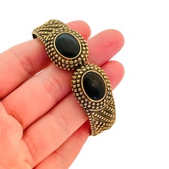 Bracelet design vintage avec cabs noirs et tonalités dorées