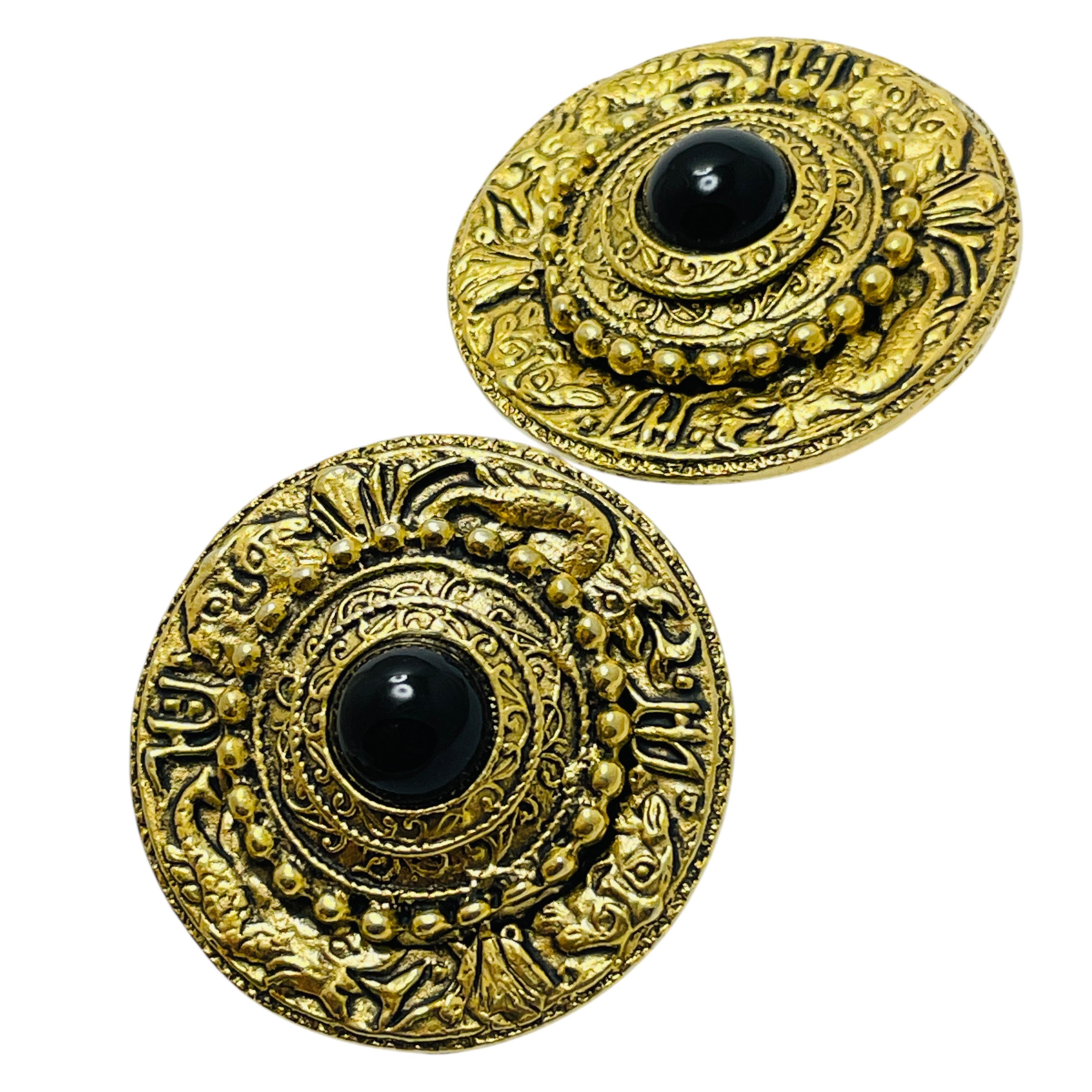 DETAILS

• unsigned 

• gold tone with glass

• vintage designer earrings

MEASUREMENTS  

• 

CONDITION

•  very good vintage condition with minimal signs of wear 

 Sku 49

❤️❤️  VINTAGE DESIGNER JEWELRY ❤️❤️

❤️❤️  ALEXANDER’S BOUTIQUE  ❤️❤️   