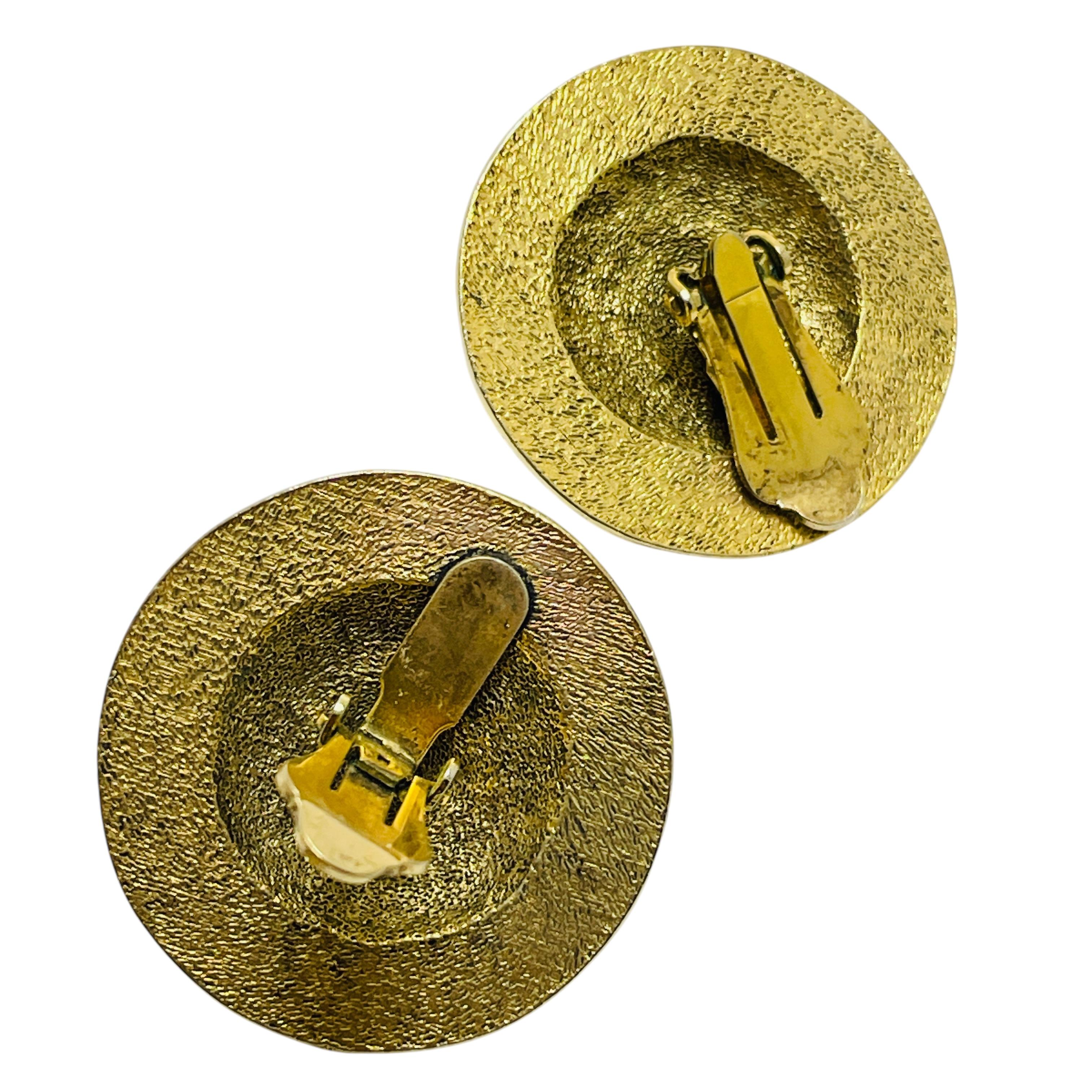 Vintage gold tone black cabs designer clip on earrings In Good Condition For Sale In Palos Hills, IL