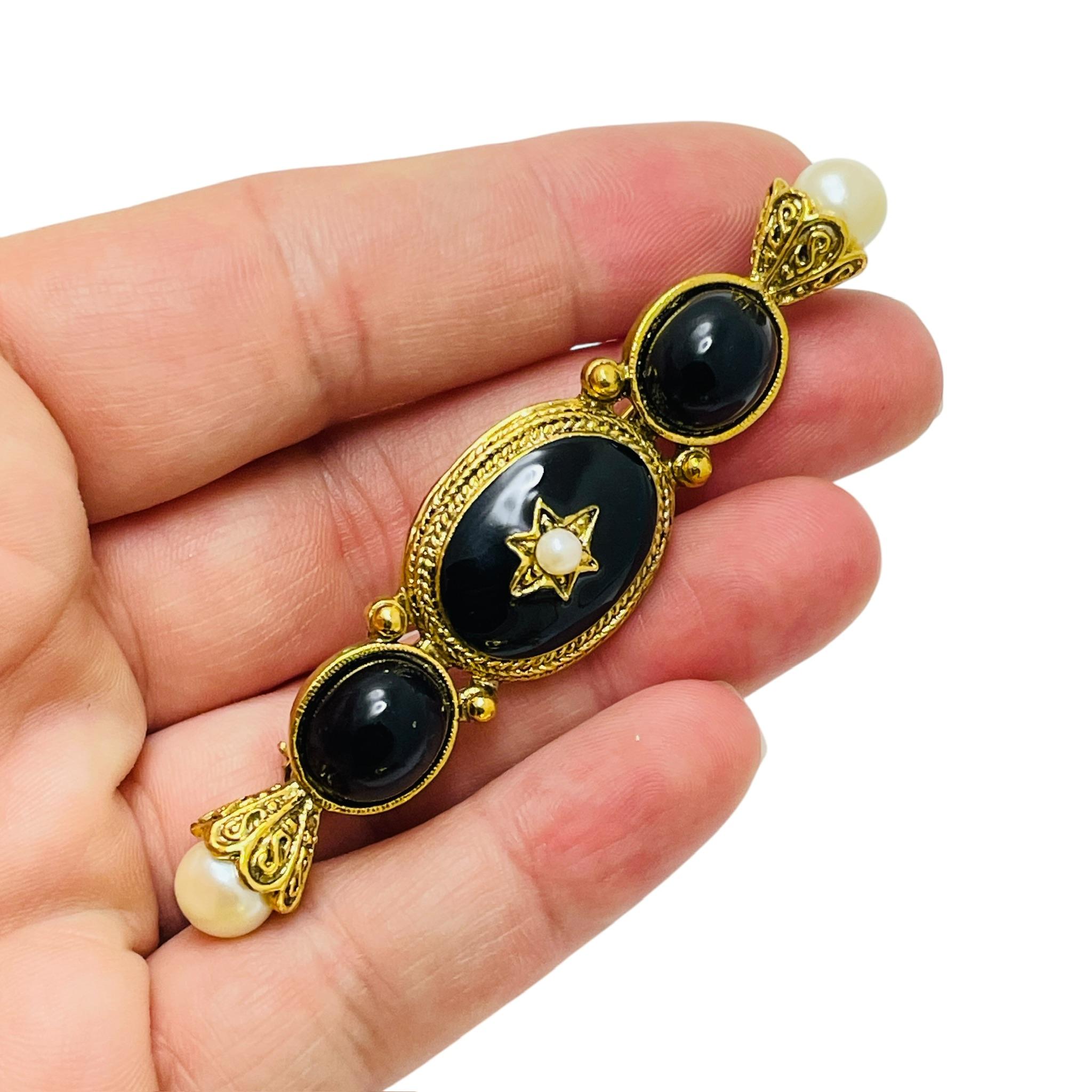 Donna Spilla vintage in oro nero con perle finte di design in vendita