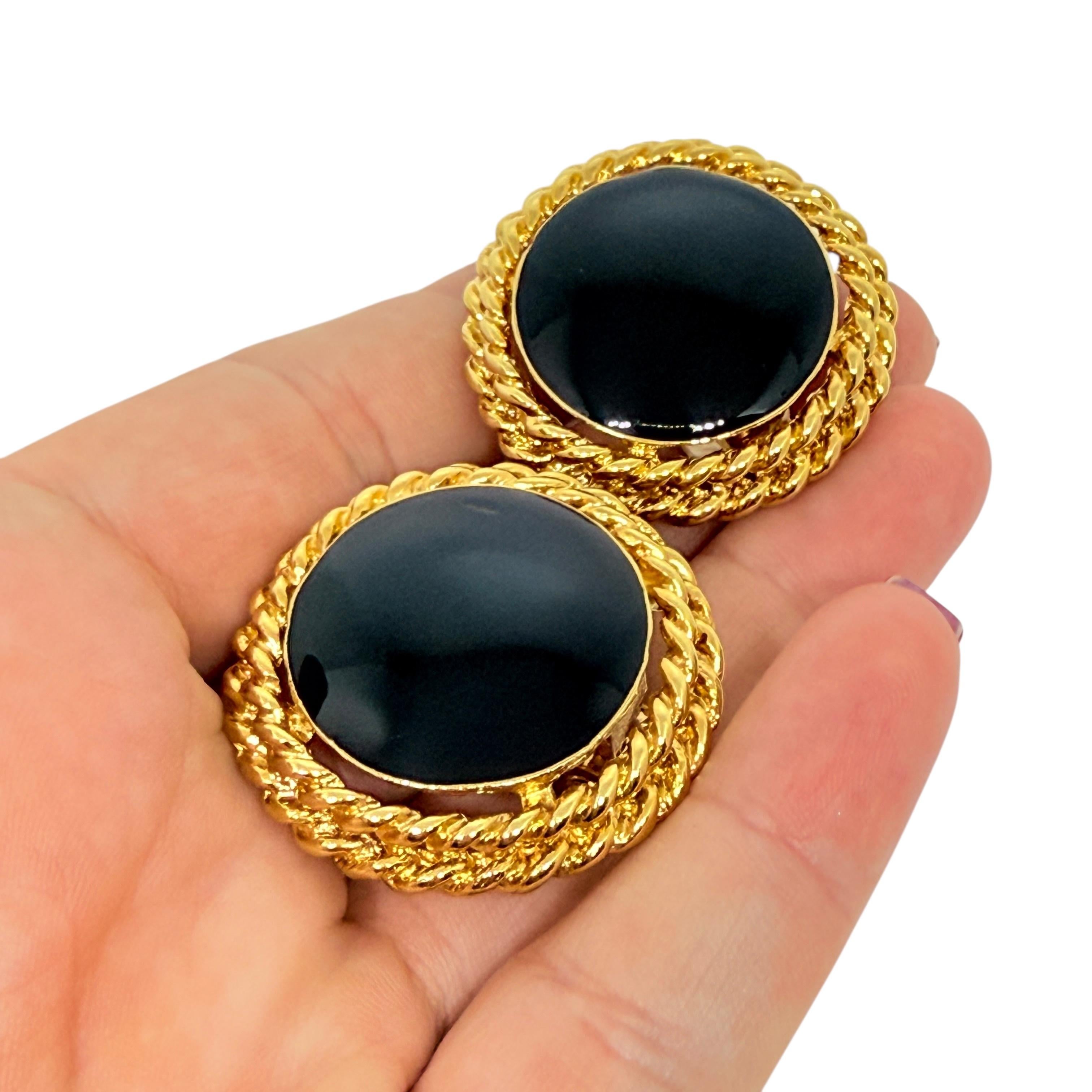 DETAILS

- • ohne Vorzeichen

- • goldfarben mit Emaille 

- • Vintage-Designer-Ohrringe
 
MASSNAHMEN  

- • CONDIT

- •  sehr guter Vintage-Zustand mit minimalen Gebrauchsspuren 

 Sku 53

❤️❤️   VINTAGE-DESIGNER-SCHMUCK   ❤️❤️

❤️❤️  ALEXANDER'S