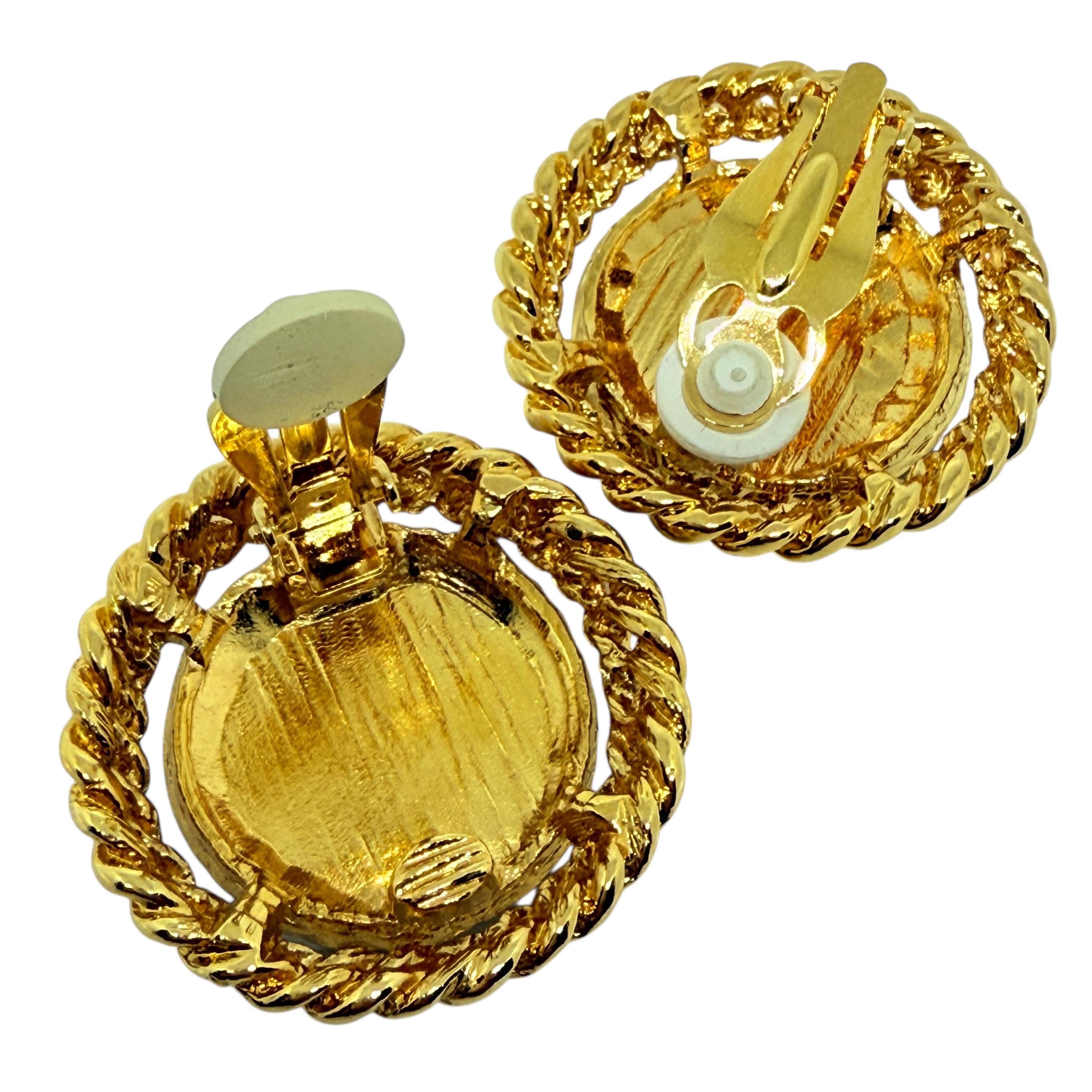 Vintage Gold Ton schwarz Emaille Designer 80er Jahre Clip auf Ohrringe im Zustand „Gut“ im Angebot in Palos Hills, IL