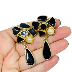 Vintage-Ohrclips im Goldton mit schwarzem Emaille und Kunstperlen