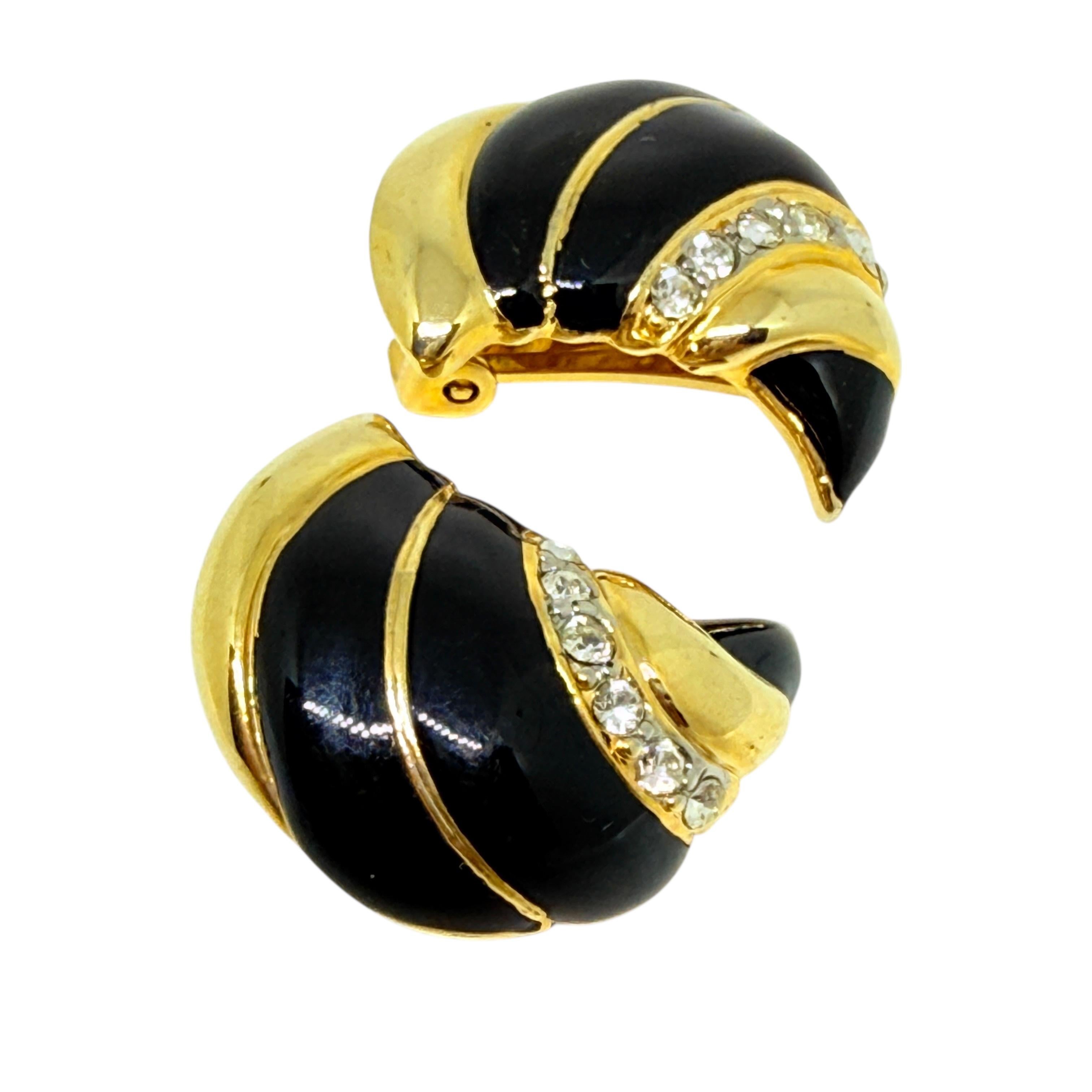 Orecchini a clip d'epoca in oro, smalto nero e strass di design in vendita 1
