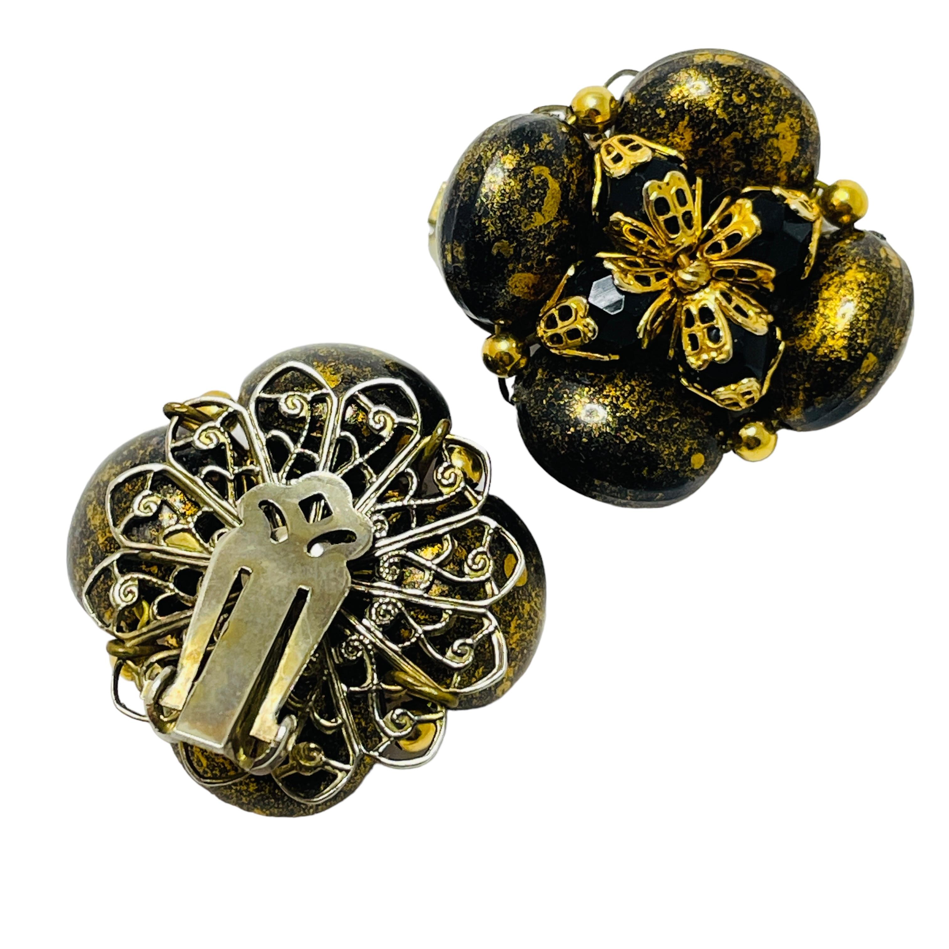 Vintage gold tone black glass beaded cluster clip on earrings In Good Condition For Sale In Palos Hills, IL