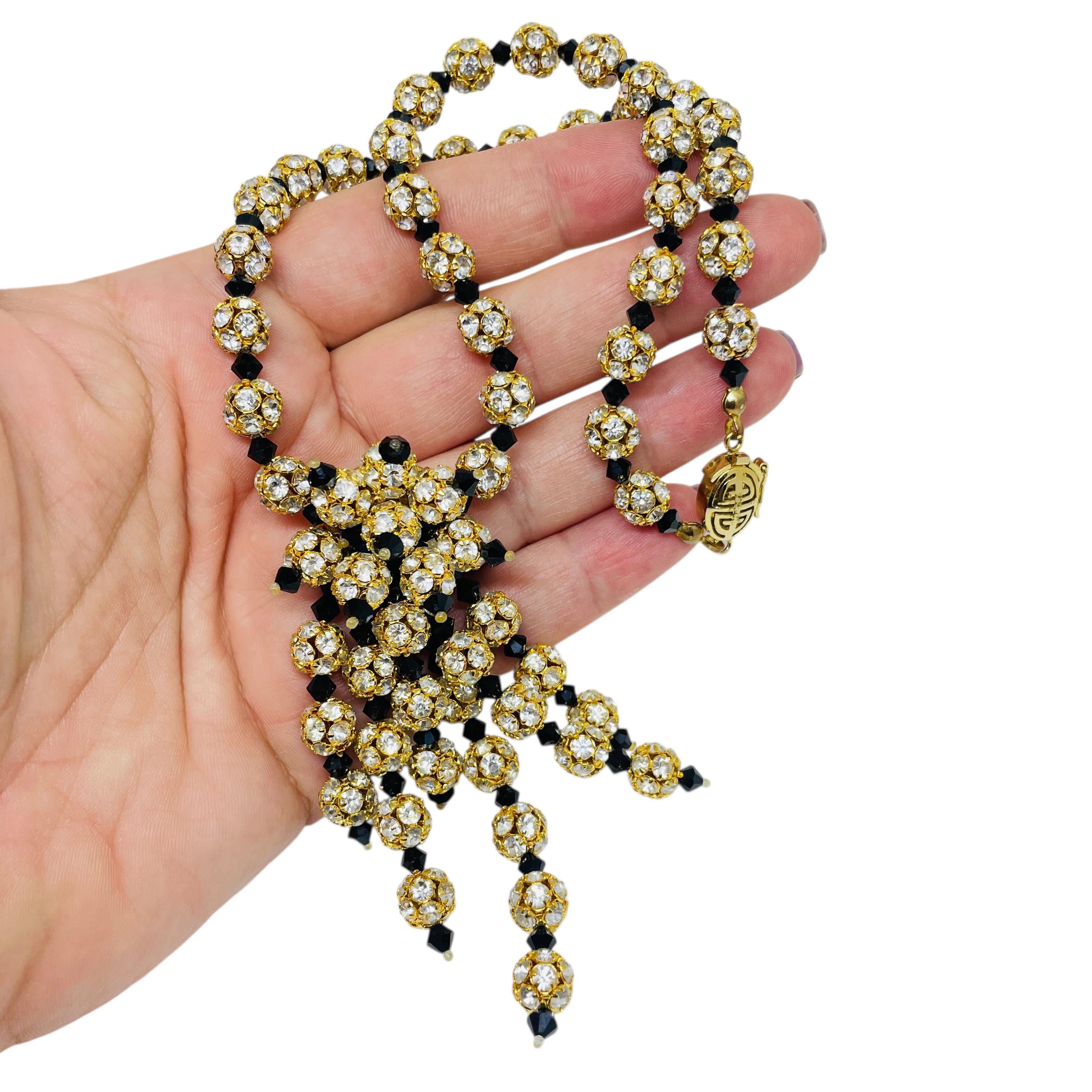 DETAILS

- • ohne Vorzeichen 

- • vergoldet mit Kristallen und Glasperlen 

- • Vintage-Designer-Halskette
 
MASSNAHMEN  

- • CONDIT

- •  sehr guter Vintage-Zustand mit minimalen Gebrauchsspuren 

 Sku 54

❤️❤️   VINTAGE-DESIGNER-SCHMUCK  