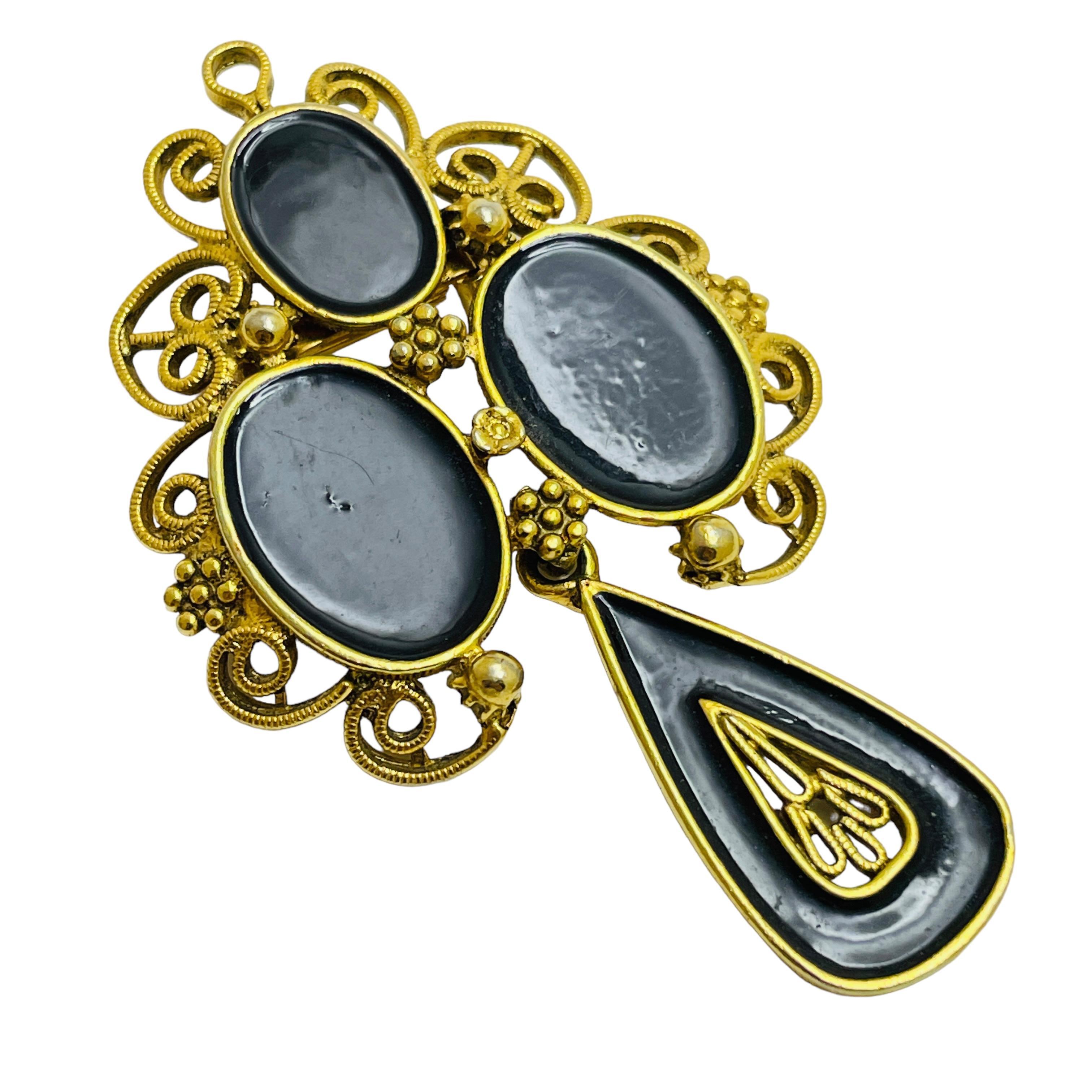 DETAILS

• unsigned    

• gold tone with glass

• vintage designer brooch

MEASUREMENTS  

• 

CONDITION

•  very good vintage condition with minimal signs of wear 

 Sku 45

❤️❤️  VINTAGE DESIGNER JEWELRY ❤️❤️

❤️❤️  ALEXANDER’S BOUTIQUE  ❤️❤️