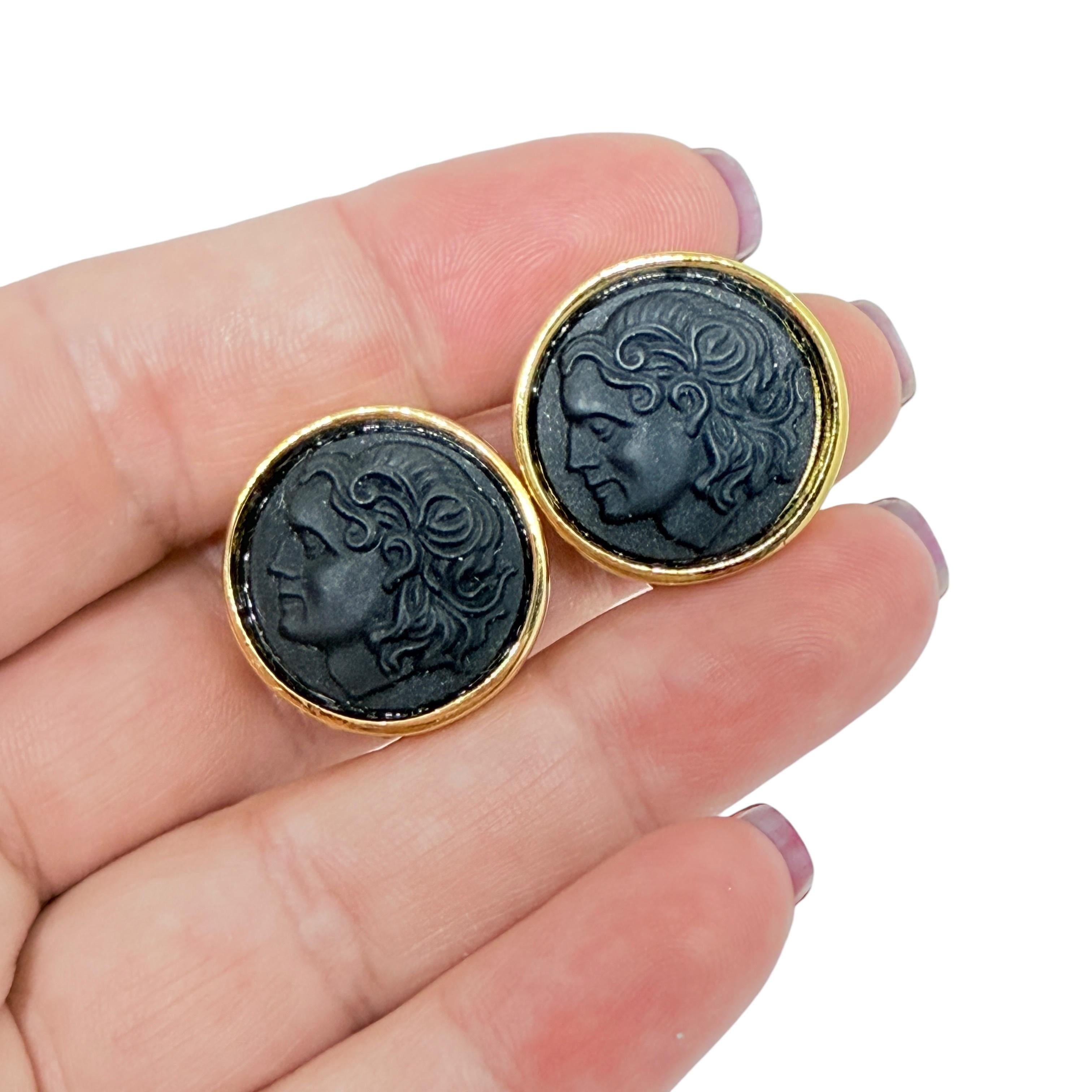 DETTAGLI

- senza segno 

- tono oro con vetro 

- orecchini vintage di design
 
MISURE  

- CONDIZIONE

-  ottime condizioni vintage con minimi segni di usura 

 Sku 53

❤️❤️   GIOIELLI DI DESIGN VINTAGE   ❤️❤️

❤️❤️  ALEXANDER'S BOUTIQUE  ❤️❤️