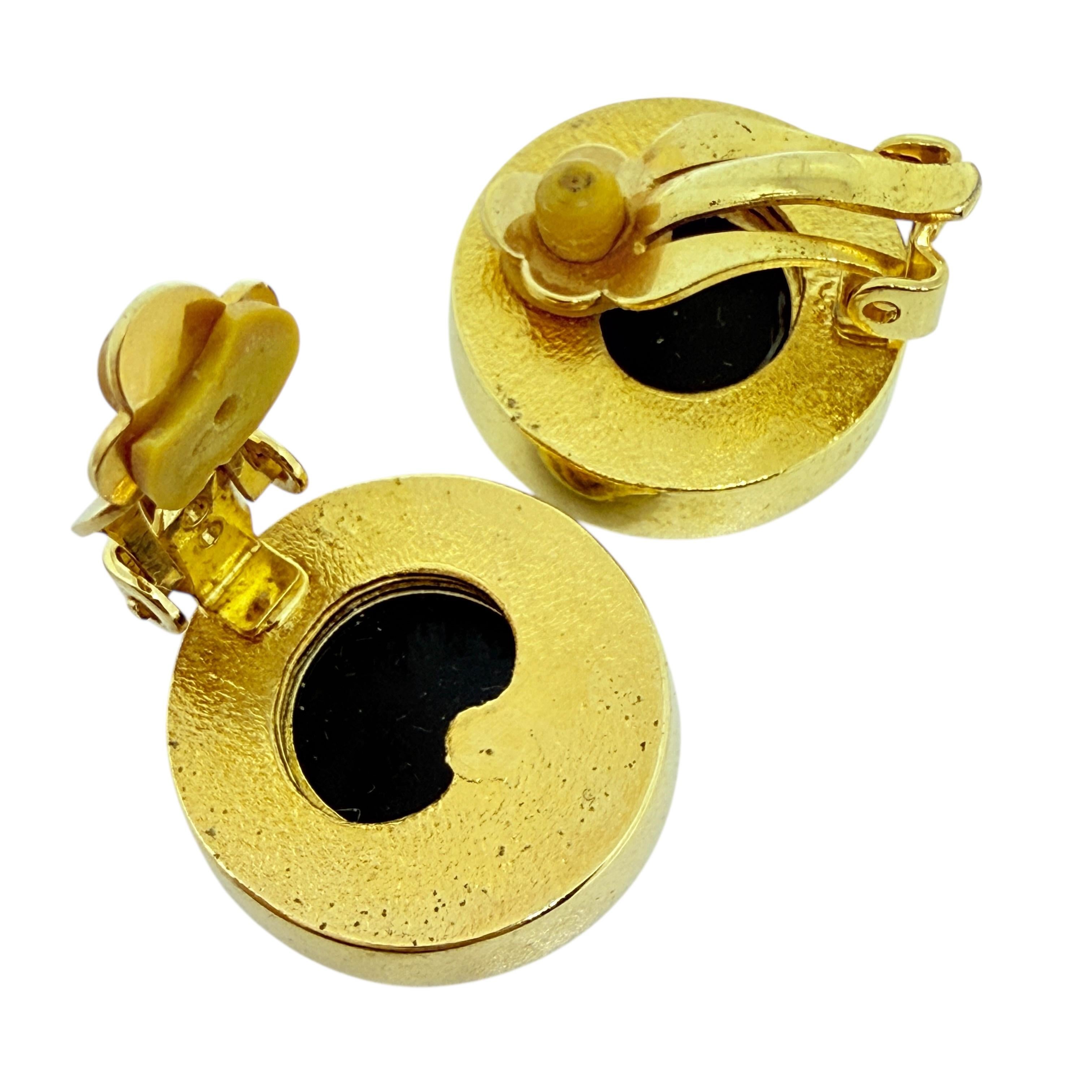 Orecchini a clip etruschi in vetro nero d'epoca, tono oro, di design In condizioni buone in vendita a Palos Hills, IL