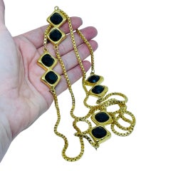 Collana a catena lunga di design in vetro nero d'epoca con tonalità dorata