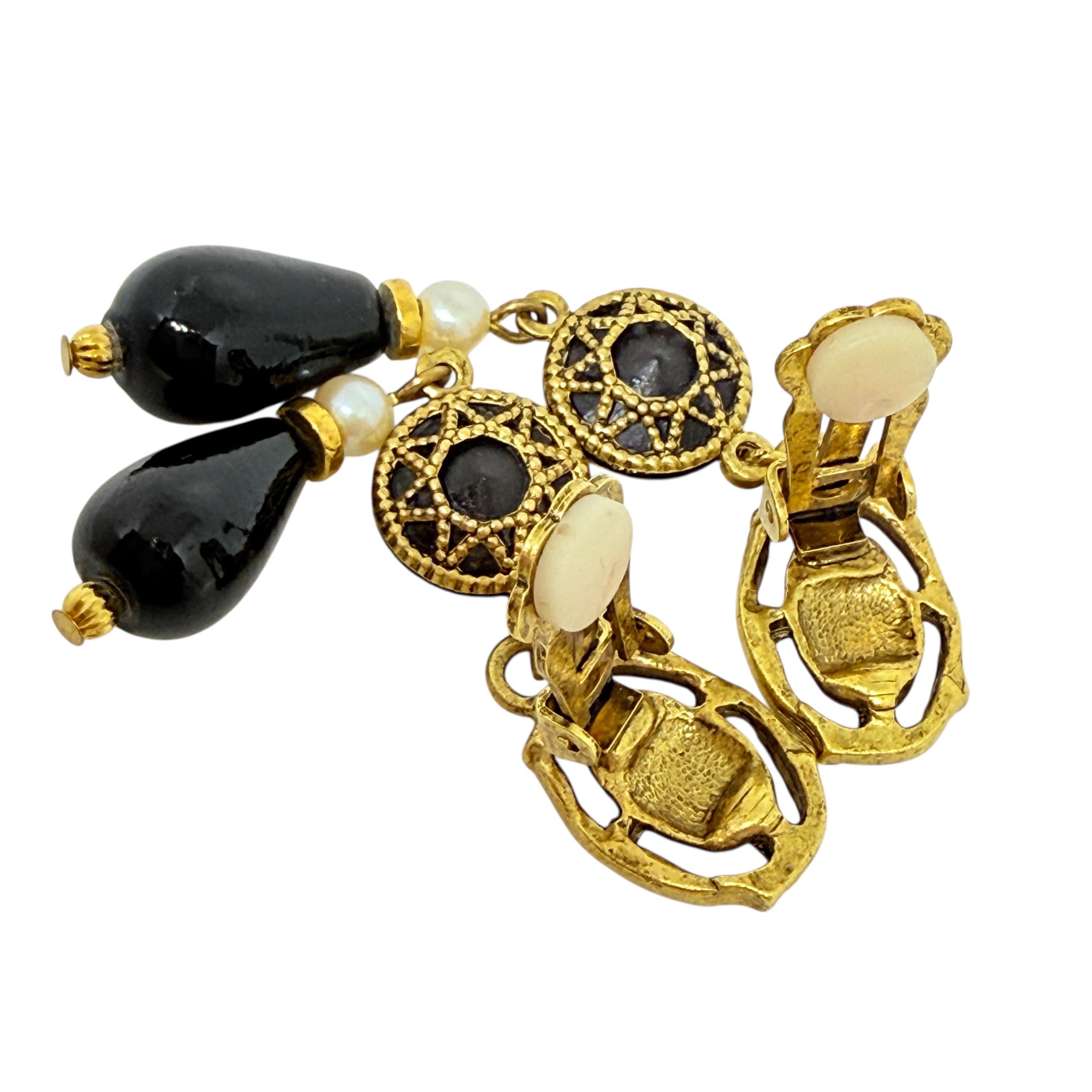 Orecchini a clip d'epoca con perle di vetro nere in tonalità oro In condizioni buone in vendita a Palos Hills, IL