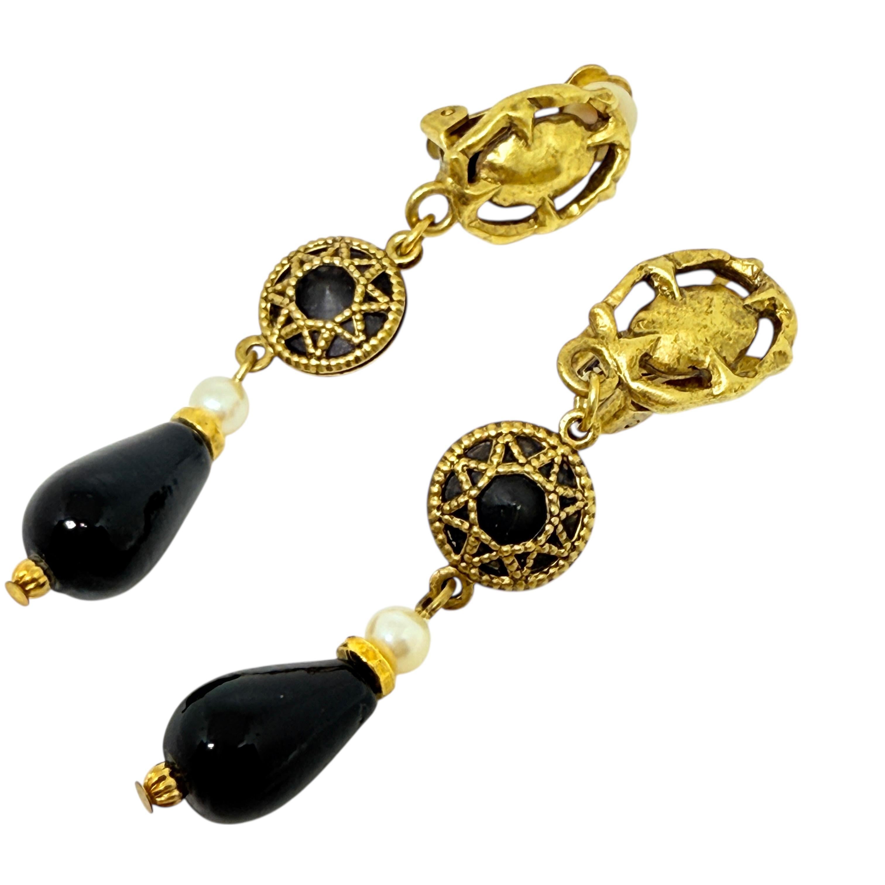 Orecchini a clip d'epoca con perle di vetro nere in tonalità oro in vendita 1