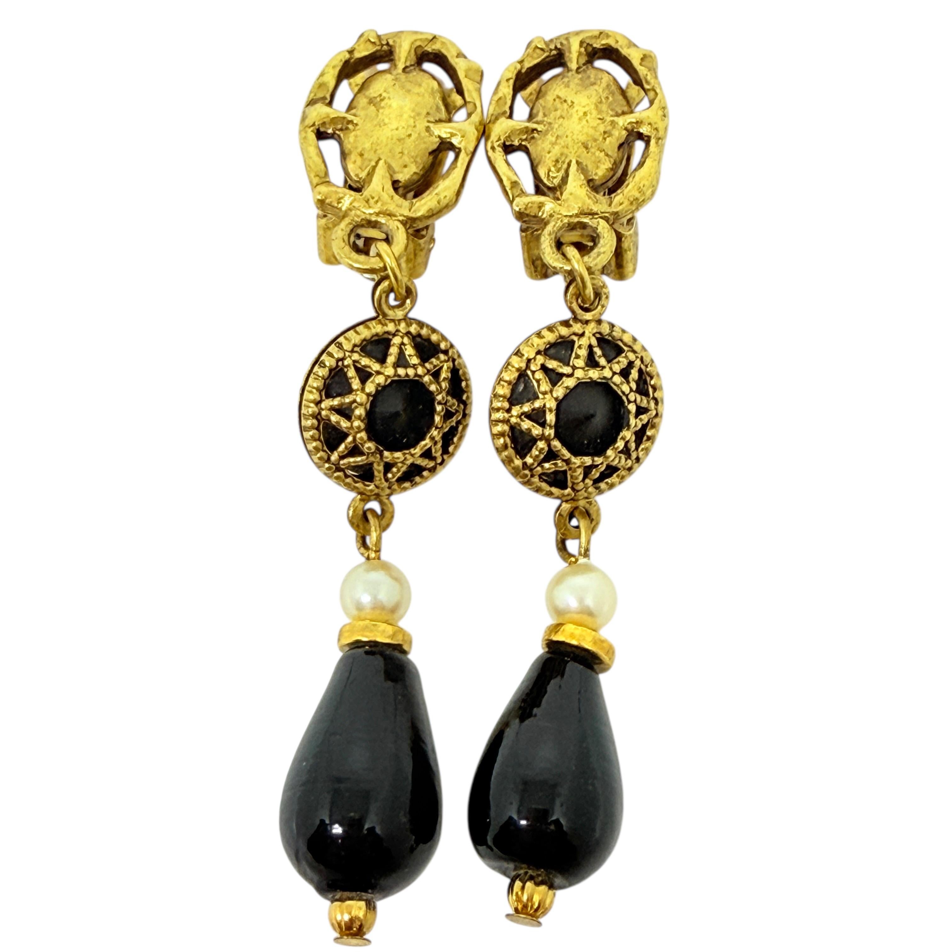 Orecchini a clip d'epoca con perle di vetro nere in tonalità oro in vendita 2