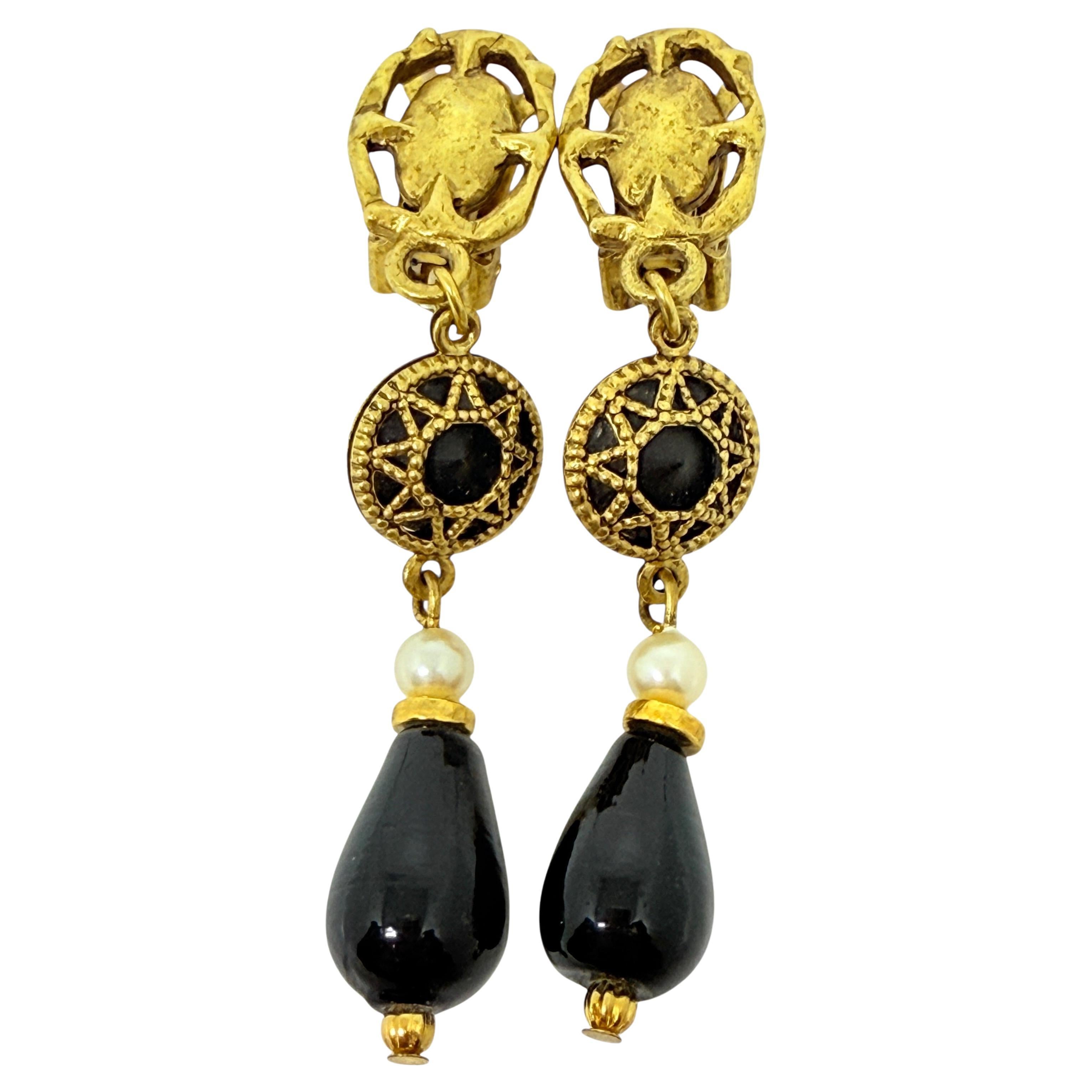 Orecchini a clip d
epoca con perle di vetro nere in tonalità oro