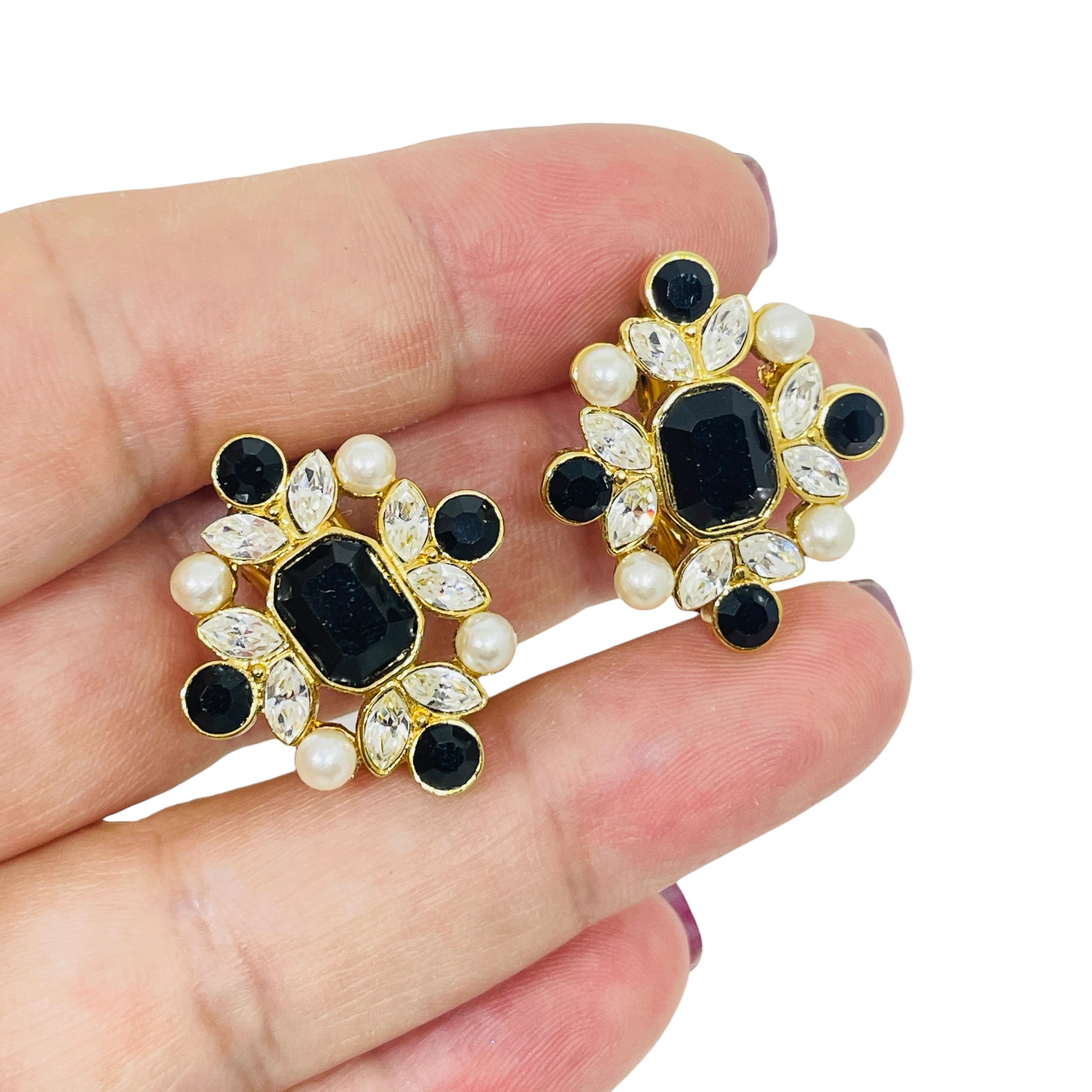 DETAILS

- • ohne Vorzeichen

- • goldfarben mit Glas

- • Vintage-Designer-Ohrringe
 
MASSNAHMEN  

- • CONDIT

- •  sehr guter Vintage-Zustand mit minimalen Gebrauchsspuren 

 Sku 54

❤️❤️   VINTAGE-DESIGNER-SCHMUCK   ❤️❤️

❤️❤️  ALEXANDER'S