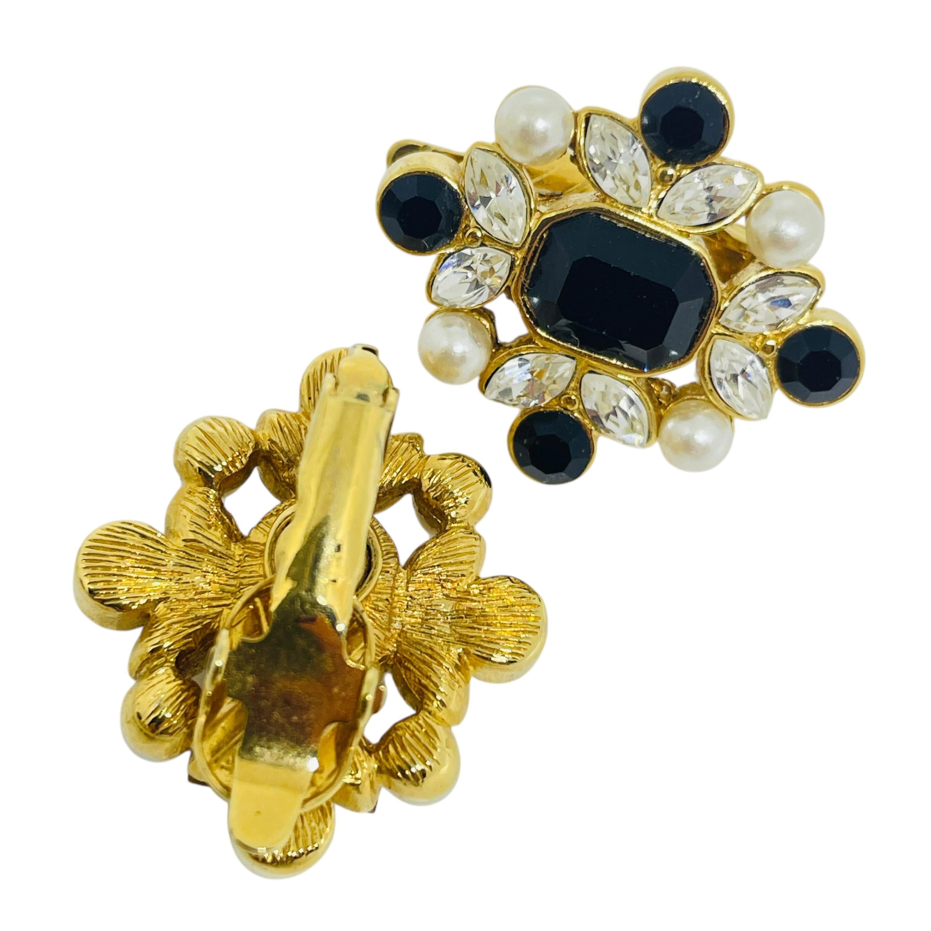 Vintage Gold Ton schwarz Glas Strass Designer Clip auf Ohrringe im Zustand „Gut“ im Angebot in Palos Hills, IL