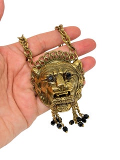 Collana di design con catena massiccia, testa di leone e pietre in vetro nero con finitura dorata vintage