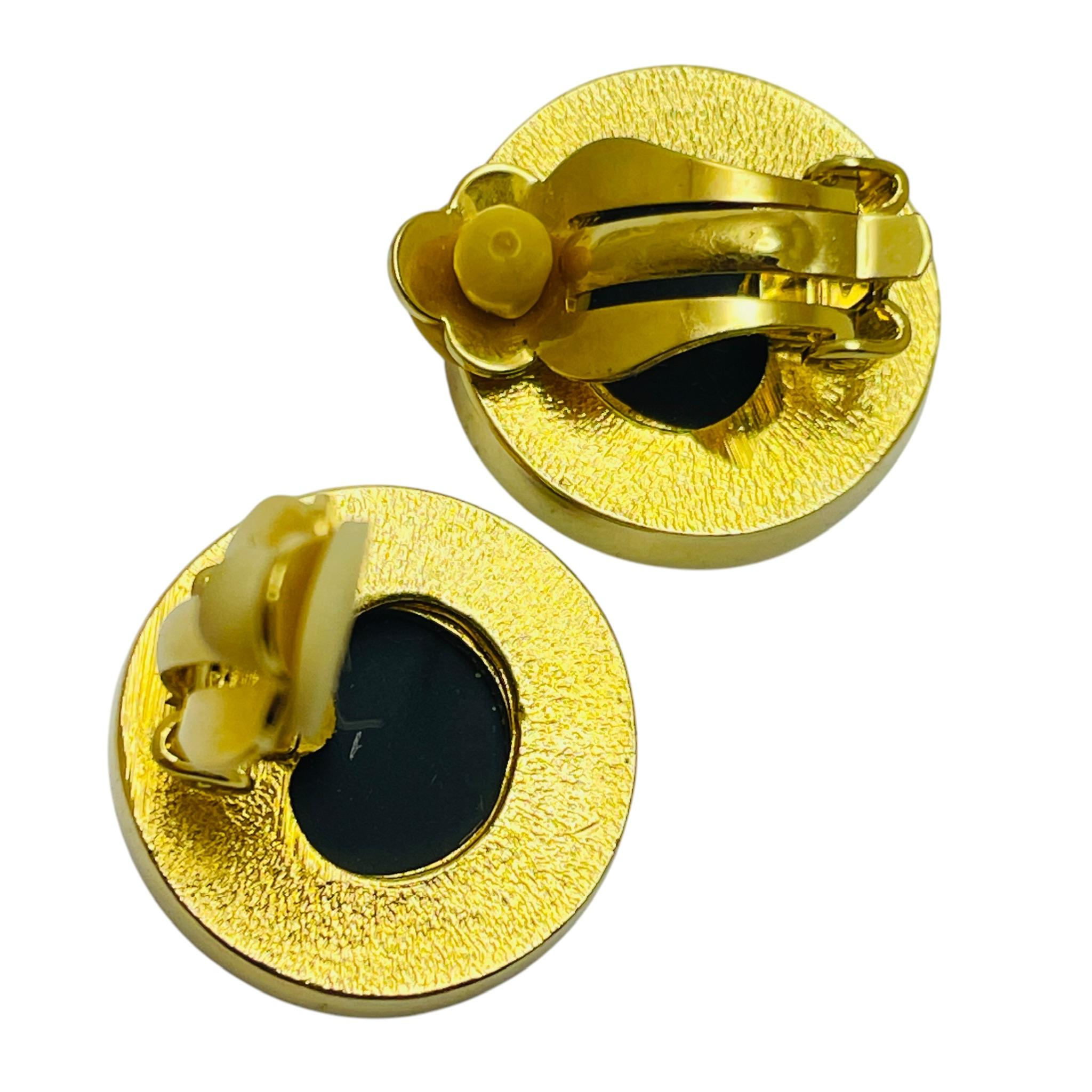 Vintage gold tone black molded glass Roman byzantine clip on earrings In Good Condition For Sale In Palos Hills, IL