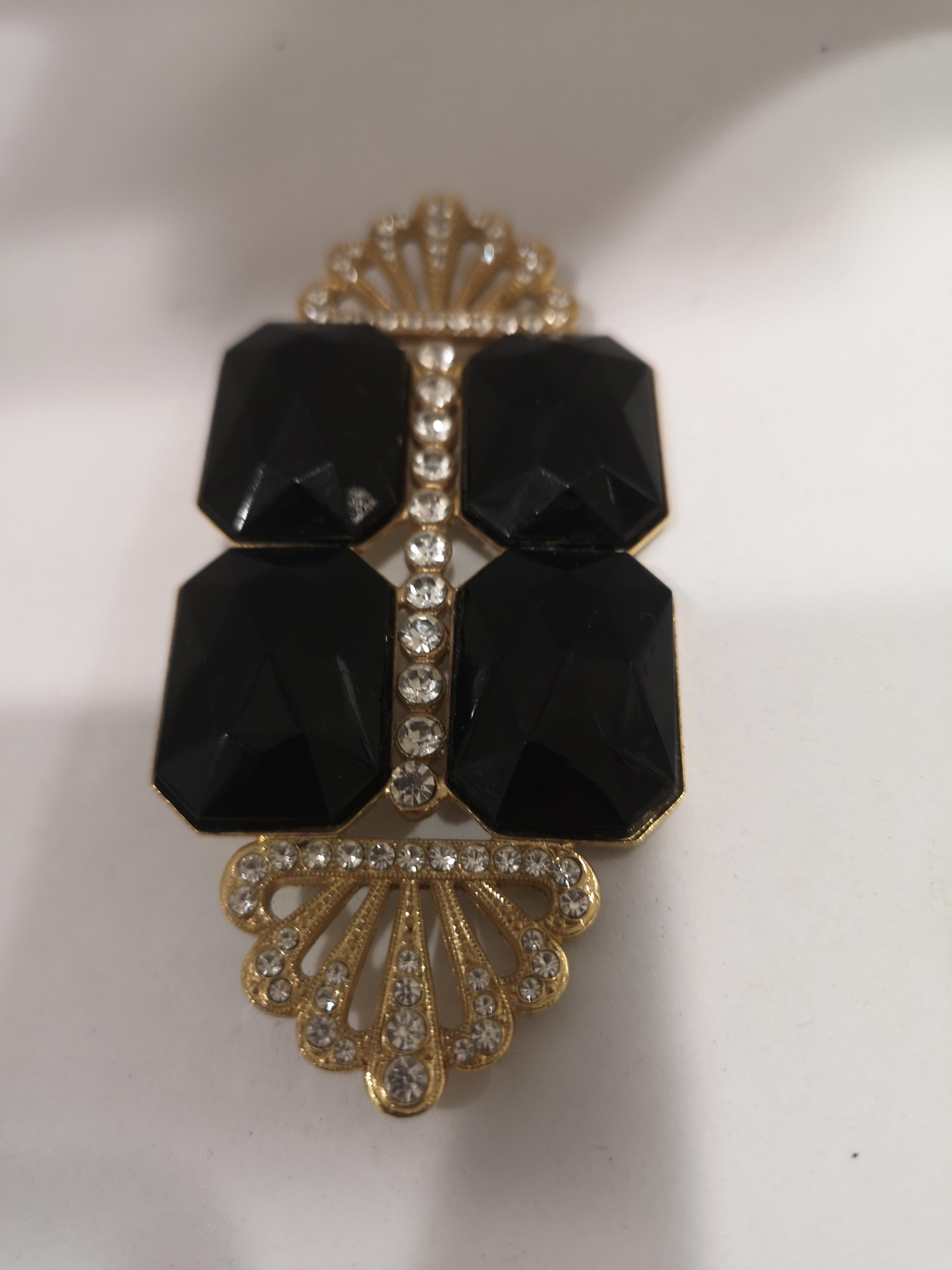 Vintage gold tone black stones brooch
9 x 4 cm