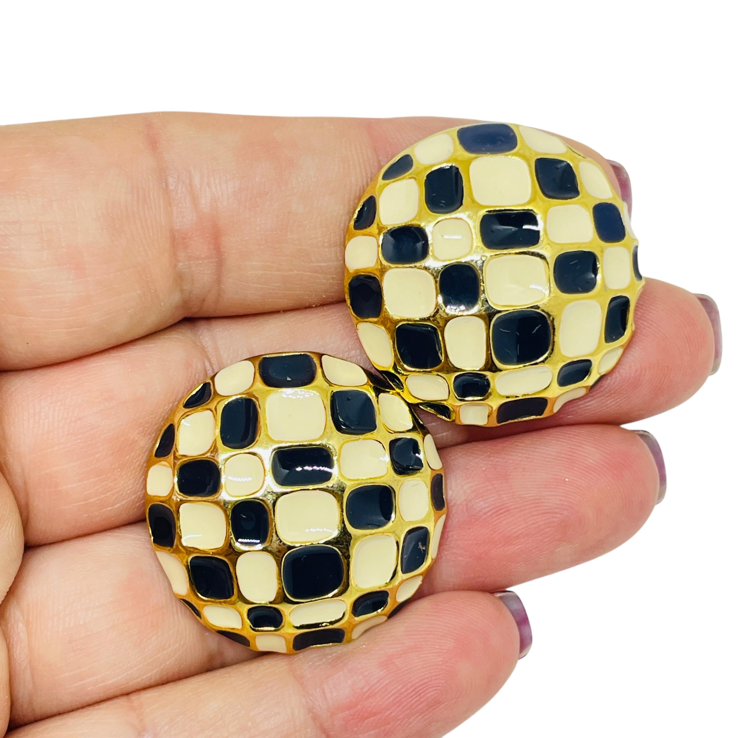 DETAILS

- • ohne Vorzeichen

- • goldfarben mit Emaille 

- • Vintage-Designer-Ohrringe
 
MASSNAHMEN  

- • CONDIT

- •  sehr guter Vintage-Zustand mit minimalen Gebrauchsspuren 

 Sku 53

❤️❤️   VINTAGE-DESIGNER-SCHMUCK   ❤️❤️

❤️❤️  ALEXANDER'S