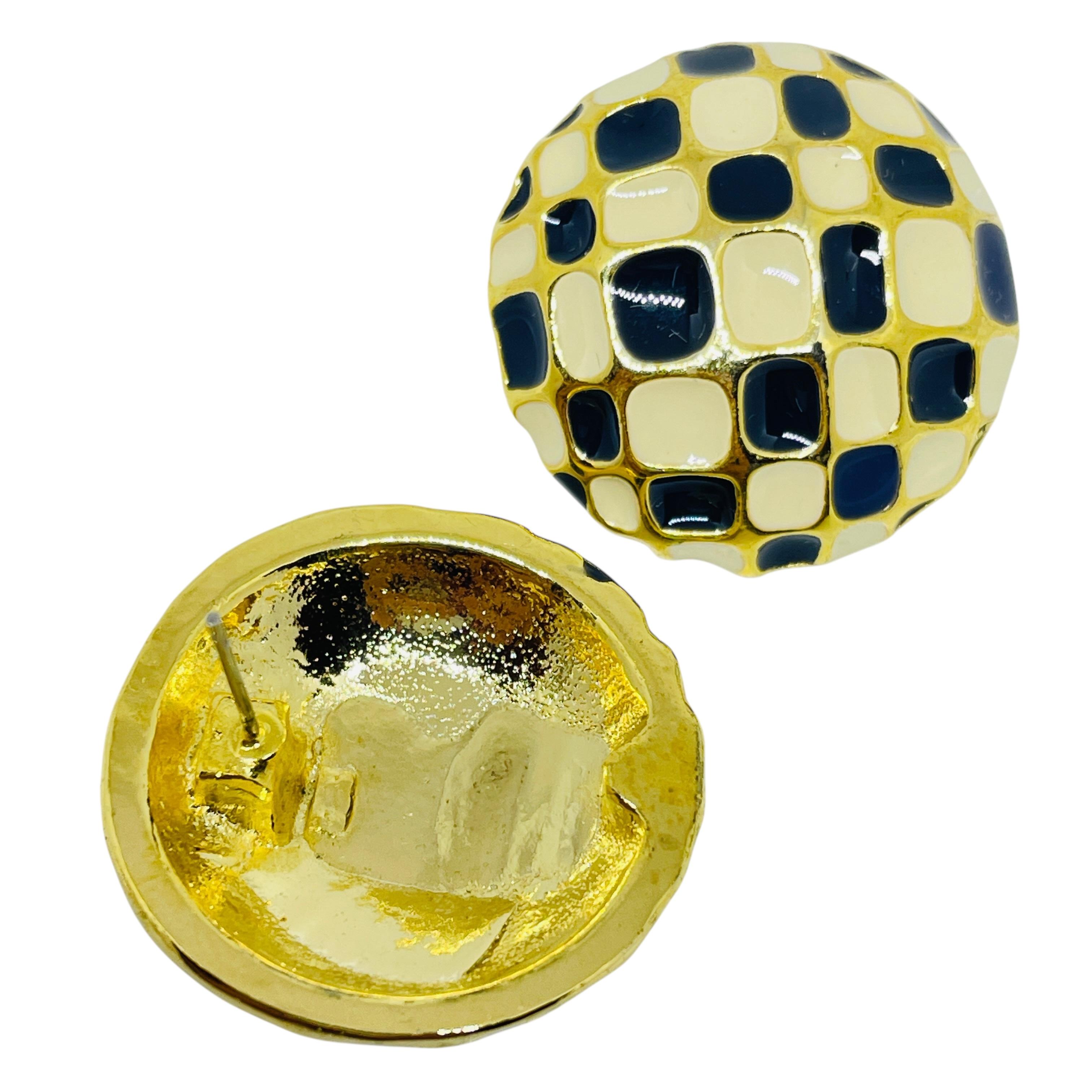 Vintage Gold Ton schwarz weiß Emaille Designer 80er Jahre Post Ohrringe im Zustand „Gut“ im Angebot in Palos Hills, IL