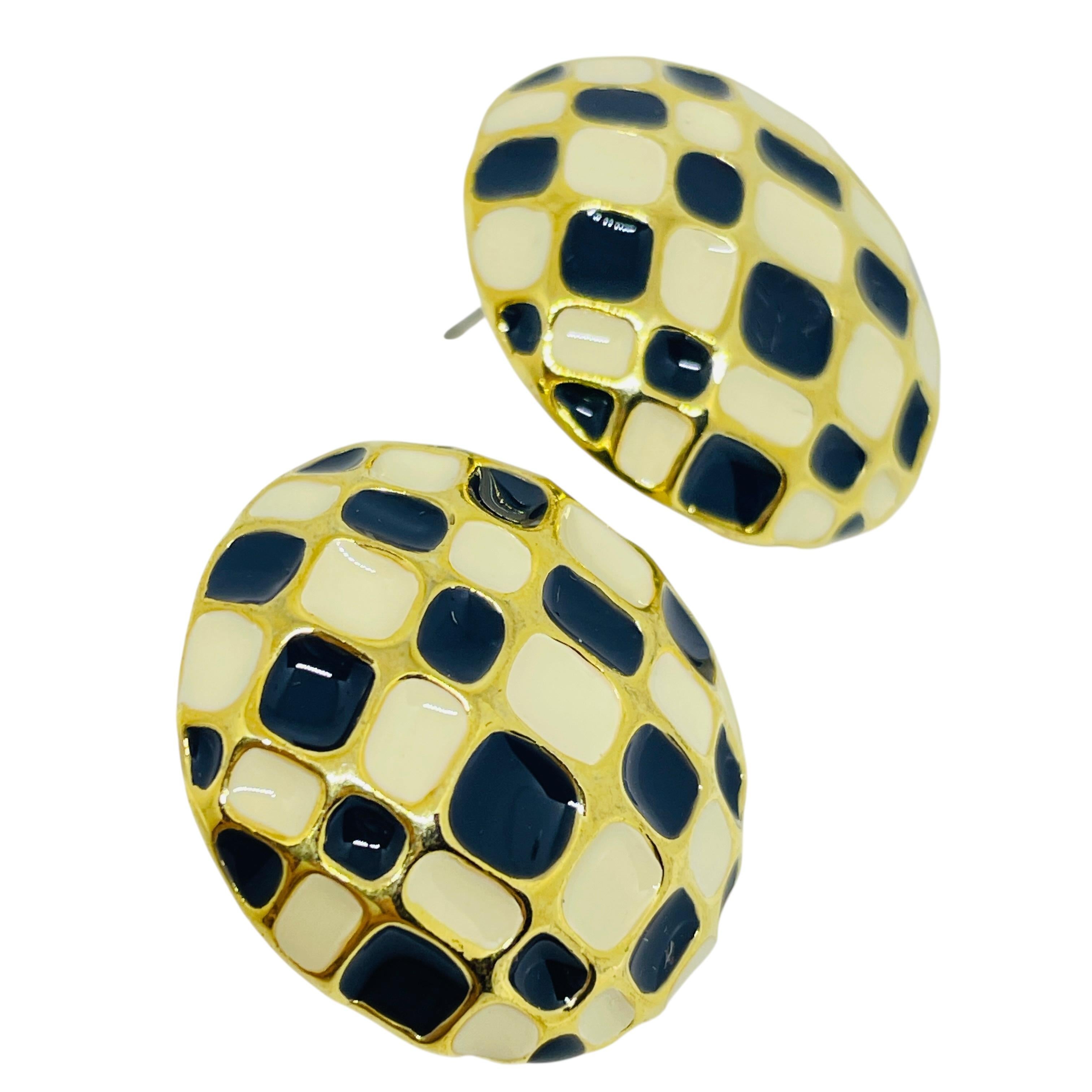 Vintage Gold Ton schwarz weiß Emaille Designer 80er Jahre Post Ohrringe für Damen oder Herren im Angebot