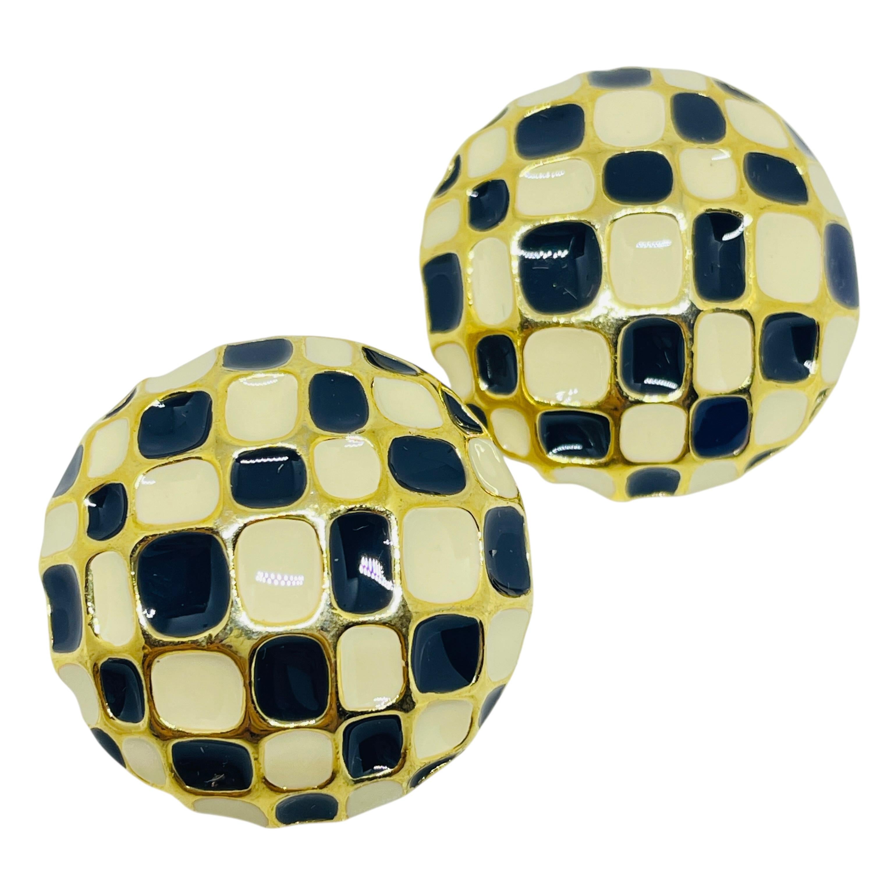 Vintage Gold Ton schwarz weiß Emaille Designer 80er Jahre Post Ohrringe im Angebot 1