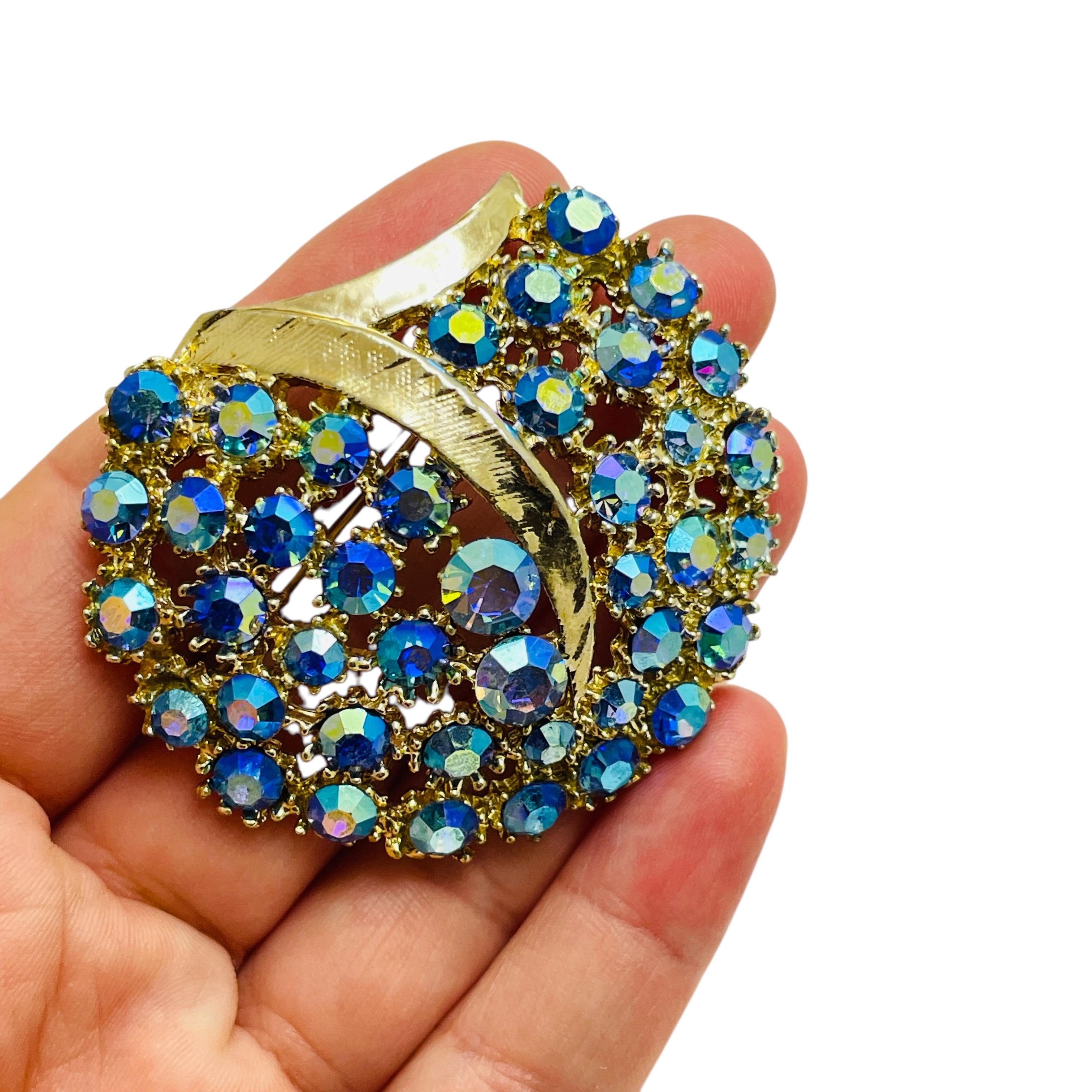 DETAILS

• unsigned 

• gold tone with rhinestones

• vintage designer brooch

MEASUREMENTS  

• 

CONDITION

•  very good vintage condition with minimal signs of wear 

 Sku 49

❤️❤️  VINTAGE DESIGNER JEWELRY ❤️❤️

❤️❤️  ALEXANDER’S BOUTIQUE  ❤️❤️ 