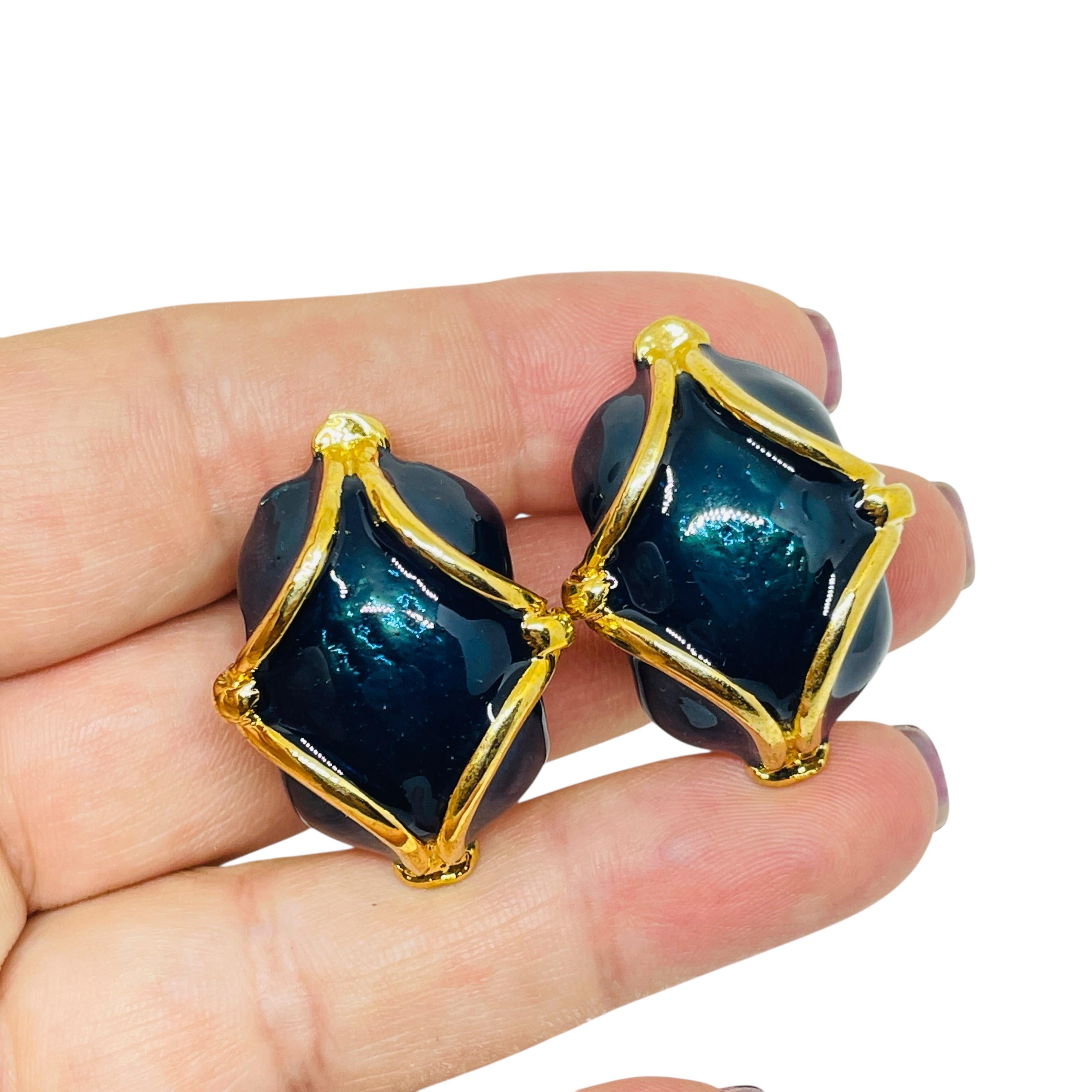 DETAILS

- • ohne Vorzeichen

- • goldfarben mit Emaille 

- • Vintage-Designer-Ohrringe
 
MASSNAHMEN  

- • CONDIT

- •  sehr guter Vintage-Zustand mit minimalen Gebrauchsspuren 

 Sku 53

❤️❤️   VINTAGE-DESIGNER-SCHMUCK   ❤️❤️

❤️❤️  ALEXANDER'S