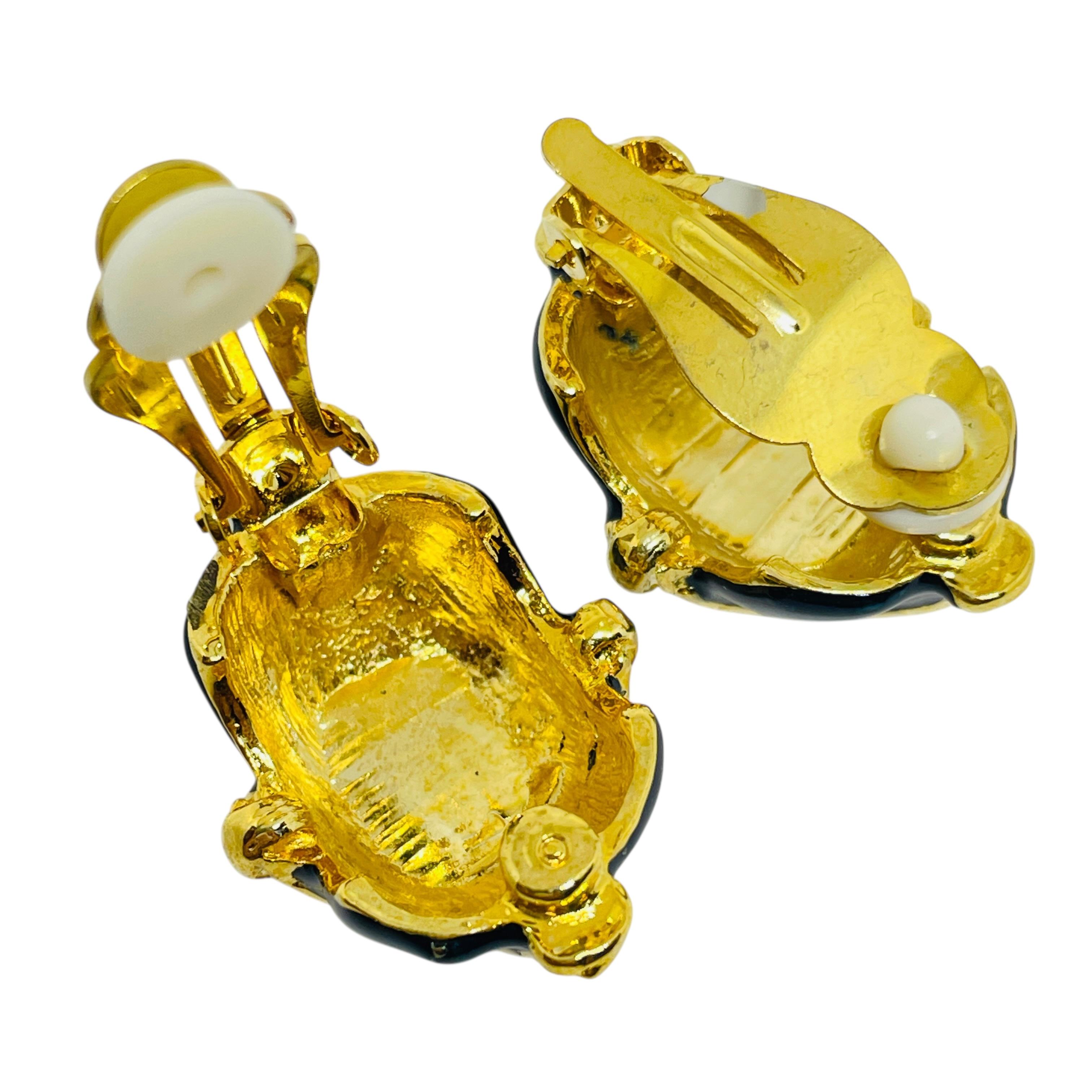 Vintage Gold Ton blau Emaille Designer 80er Jahre Clip auf Ohrringe im Zustand „Gut“ im Angebot in Palos Hills, IL