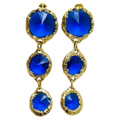Boucles d'oreilles percées vintage en verre bleu doré.