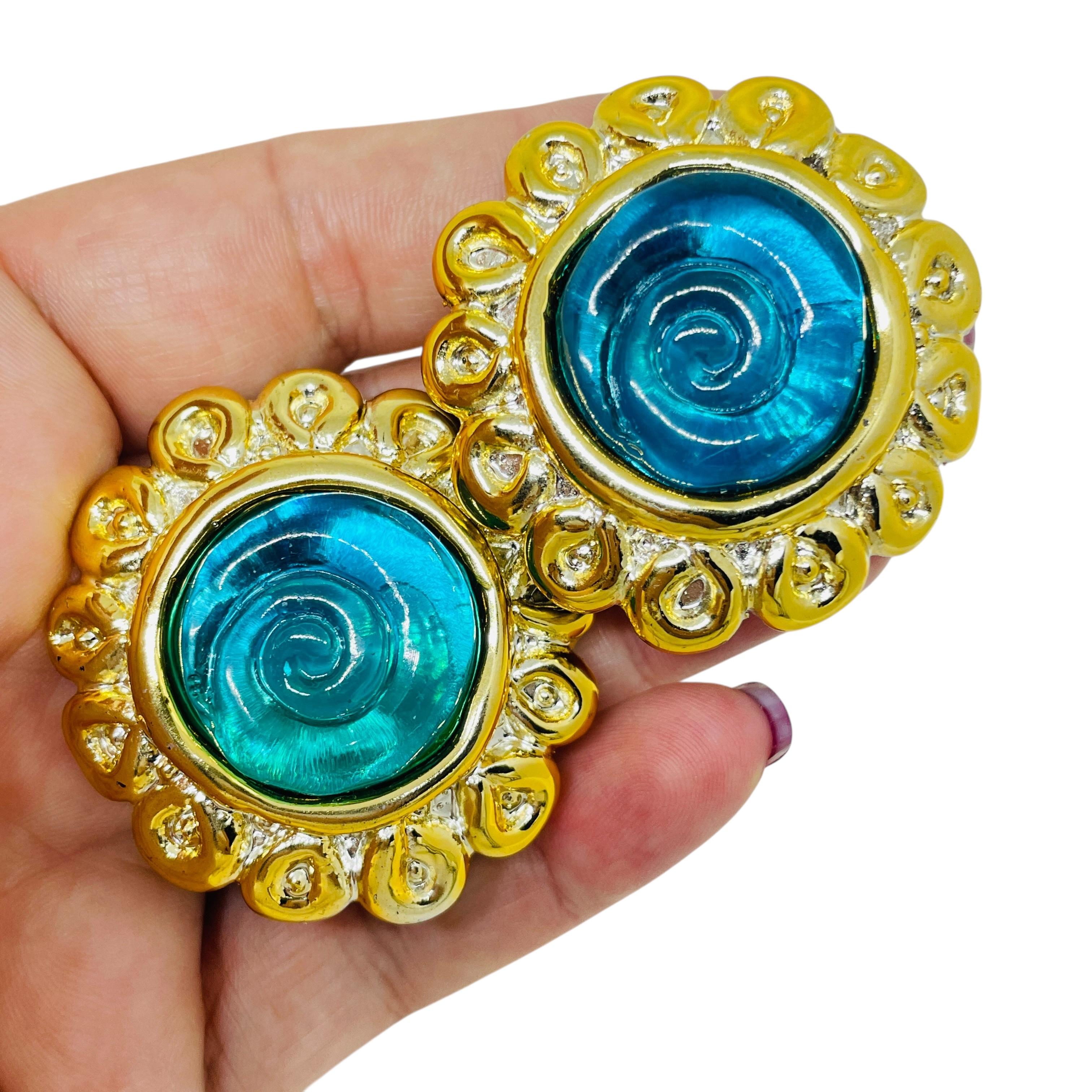 DETAILS

- • ohne Vorzeichen 

- • hergestellt aus Harz

- • Vintage-Designer-Ohrringe
 
MASSNAHMEN  

- • CONDIT

- •  sehr guter Vintage-Zustand mit minimalen Gebrauchsspuren 

 Sku 54

❤️❤️   VINTAGE-DESIGNER-SCHMUCK   ❤️❤️

❤️❤️  ALEXANDER'S