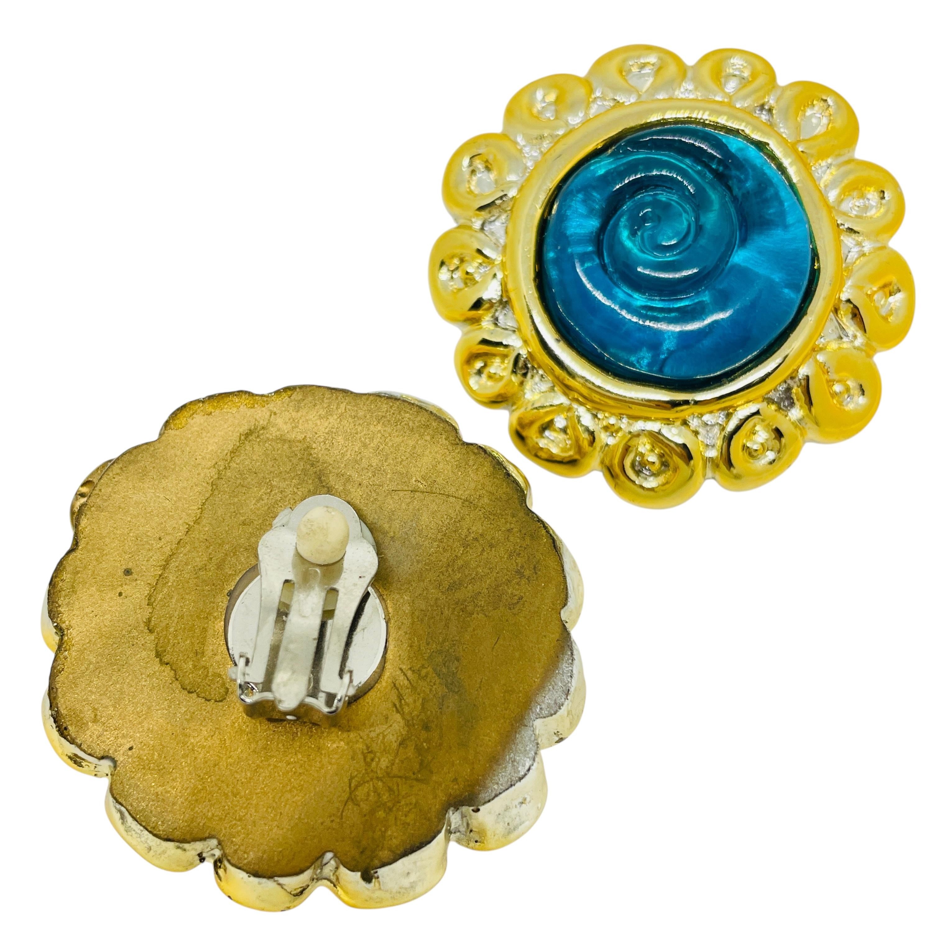 Vintage Gold Ton blau Harz Designer 80er Jahre Clip auf Ohrringe im Zustand „Gut“ im Angebot in Palos Hills, IL