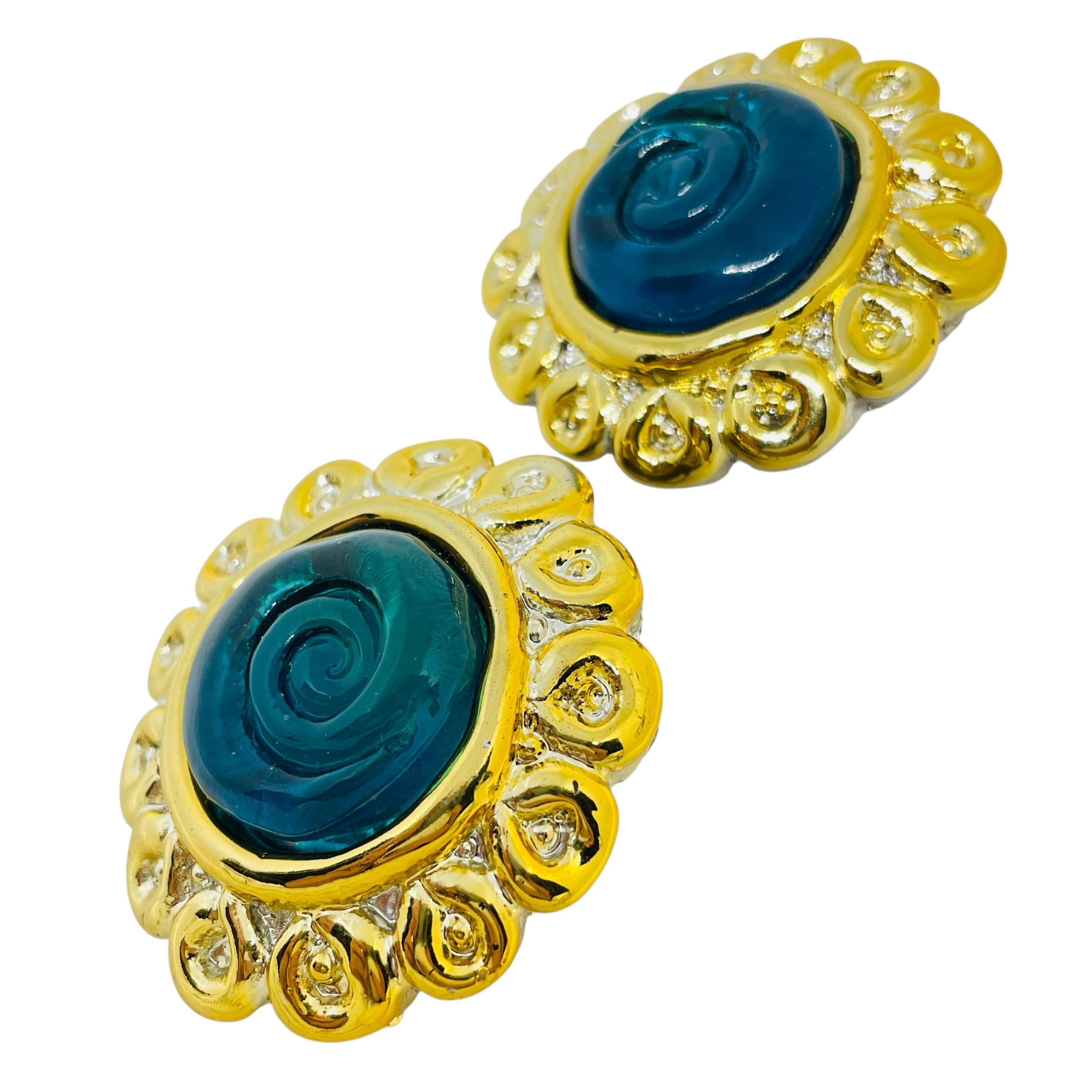 Vintage Gold Ton blau Harz Designer 80er Jahre Clip auf Ohrringe für Damen oder Herren im Angebot