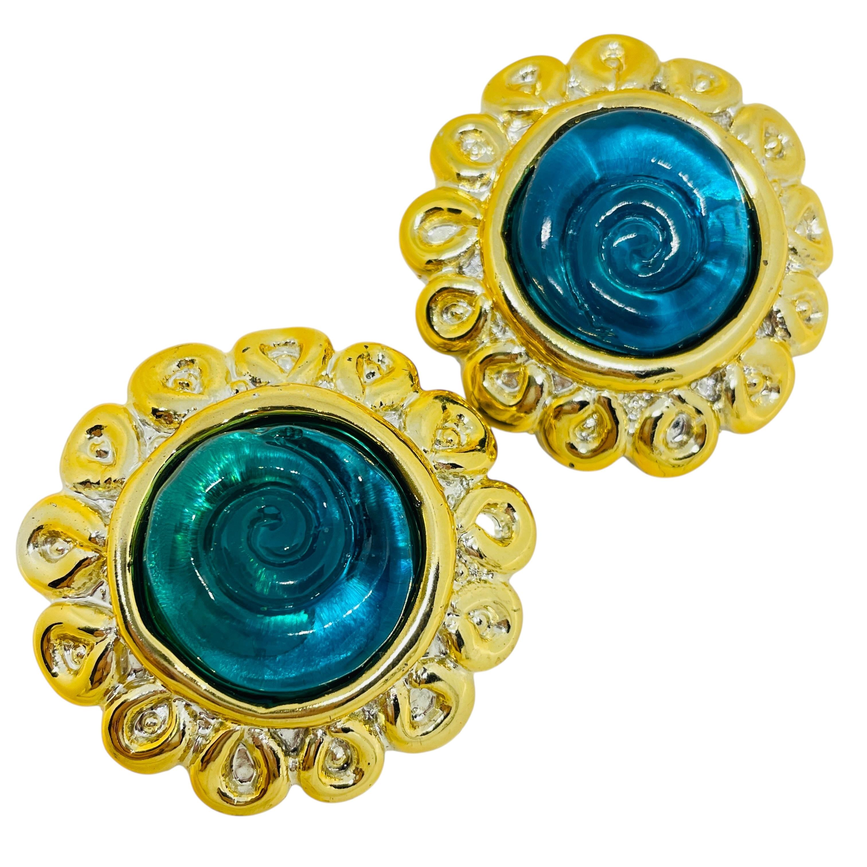 Vintage Gold Ton blau Harz Designer 80er Jahre Clip auf Ohrringe im Angebot 1