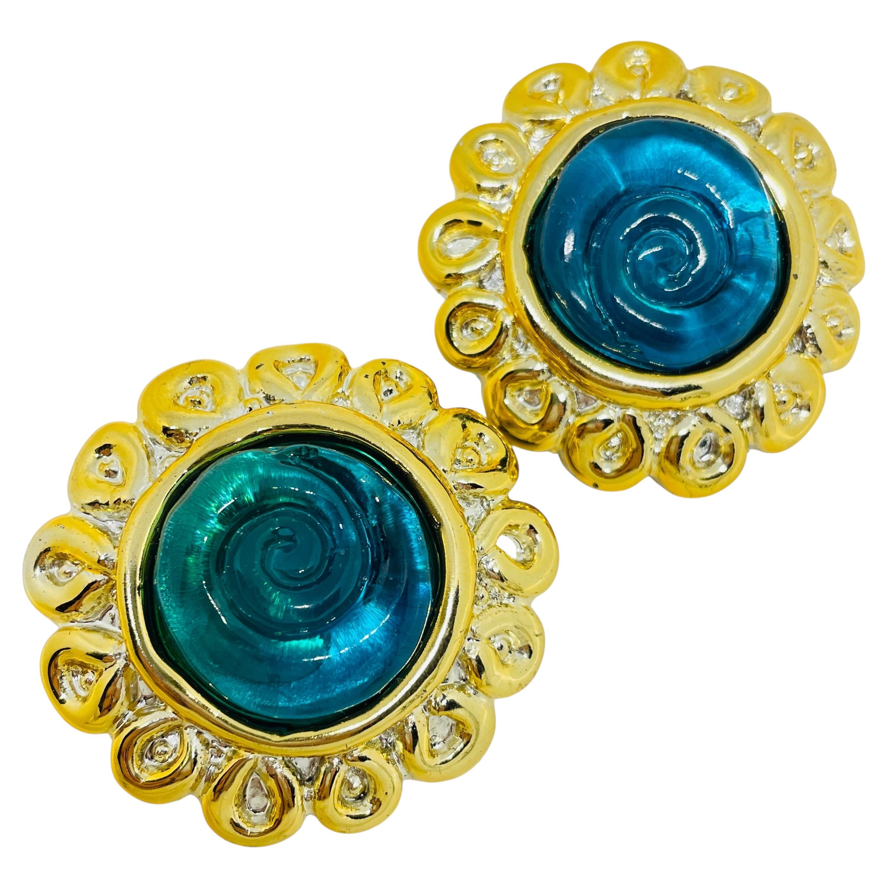 Orecchini a clip vintage in resina blu dorata di design degli anni 
80