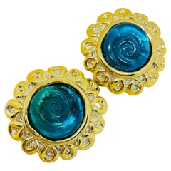 Boucles d
oreilles à clip vintage en résine bleue dorée des années 80