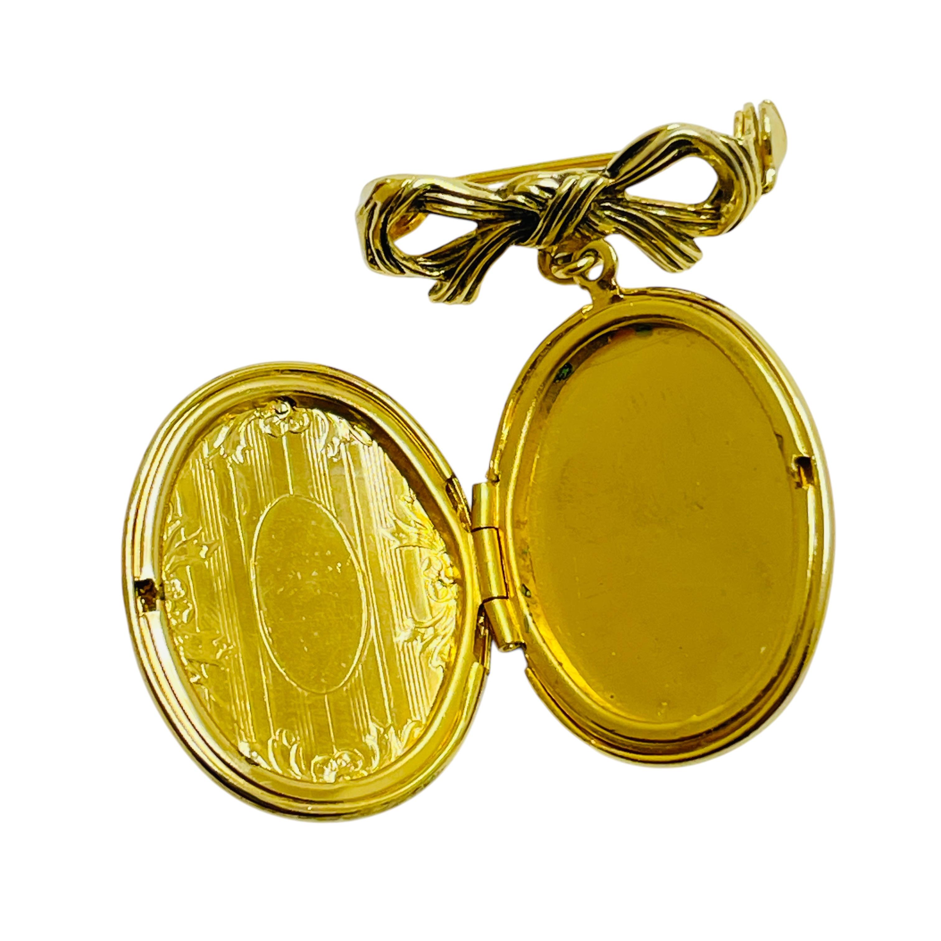 DETALLES

- sin signo  

- tono dorado 

- broche vintage de diseño 

MEDIDAS  

- 

CONDICIÓN

-  muy buen estado vintage con mínimos signos de desgaste 

 Código 49

❤️❤️  JOYAS DE DISEÑO VINTAGE ❤️❤️

❤️❤️  BOUTIQUE DE ALEXANDER  ❤️❤️   