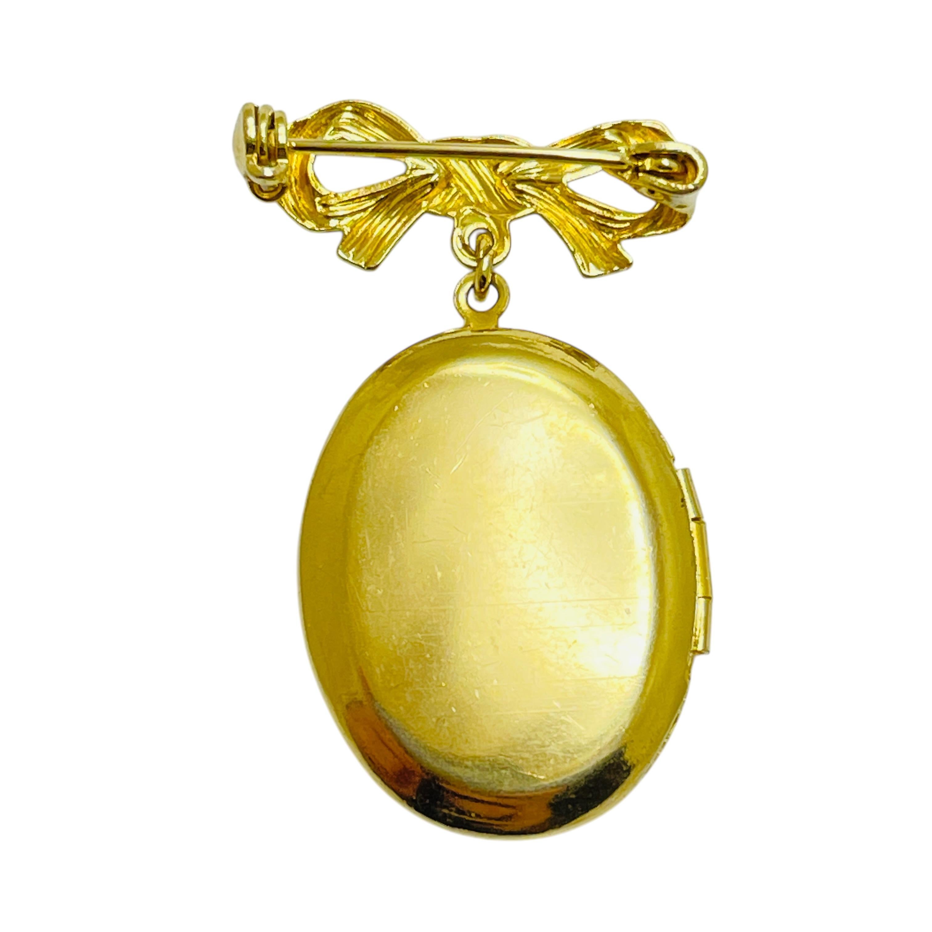 Broche vintage de diseño con medallón colgante en tono dorado en Bueno estado para la venta en Palos Hills, IL