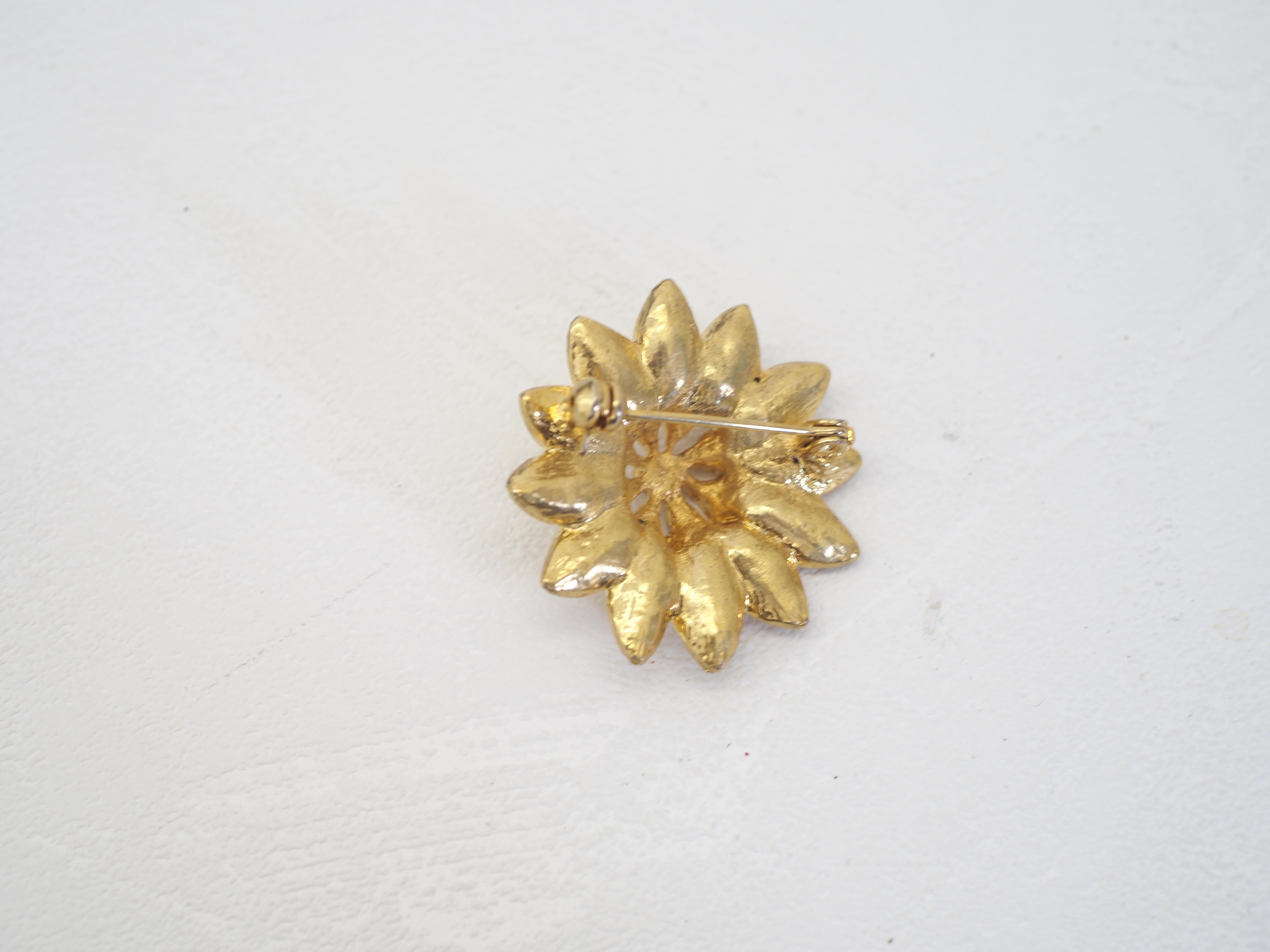 Vintage gold tone brooch For Sale 1